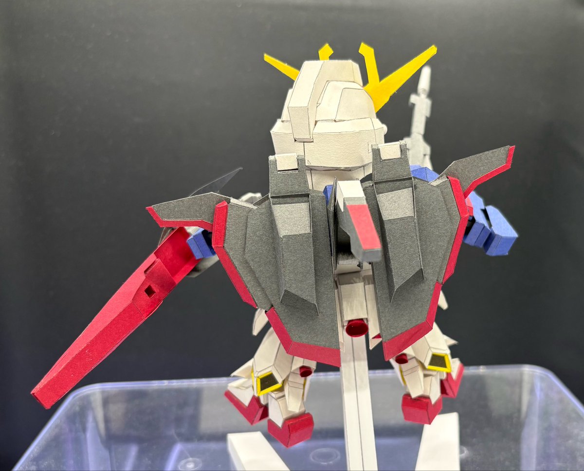 GONSASA53's tweet photo. ペーパークラフトZガンダム完成しました。
ペーパークラフトとは思えないほど可動します。
実はビームライフルミスってます…
AIでデジラマみたいに宇宙空間の画像と合成してもらいました。
これから変形用差し替えパーツを作ります。
#ペーパークラフト
#Zガンダム https://t.co/3k4MDTVLeh