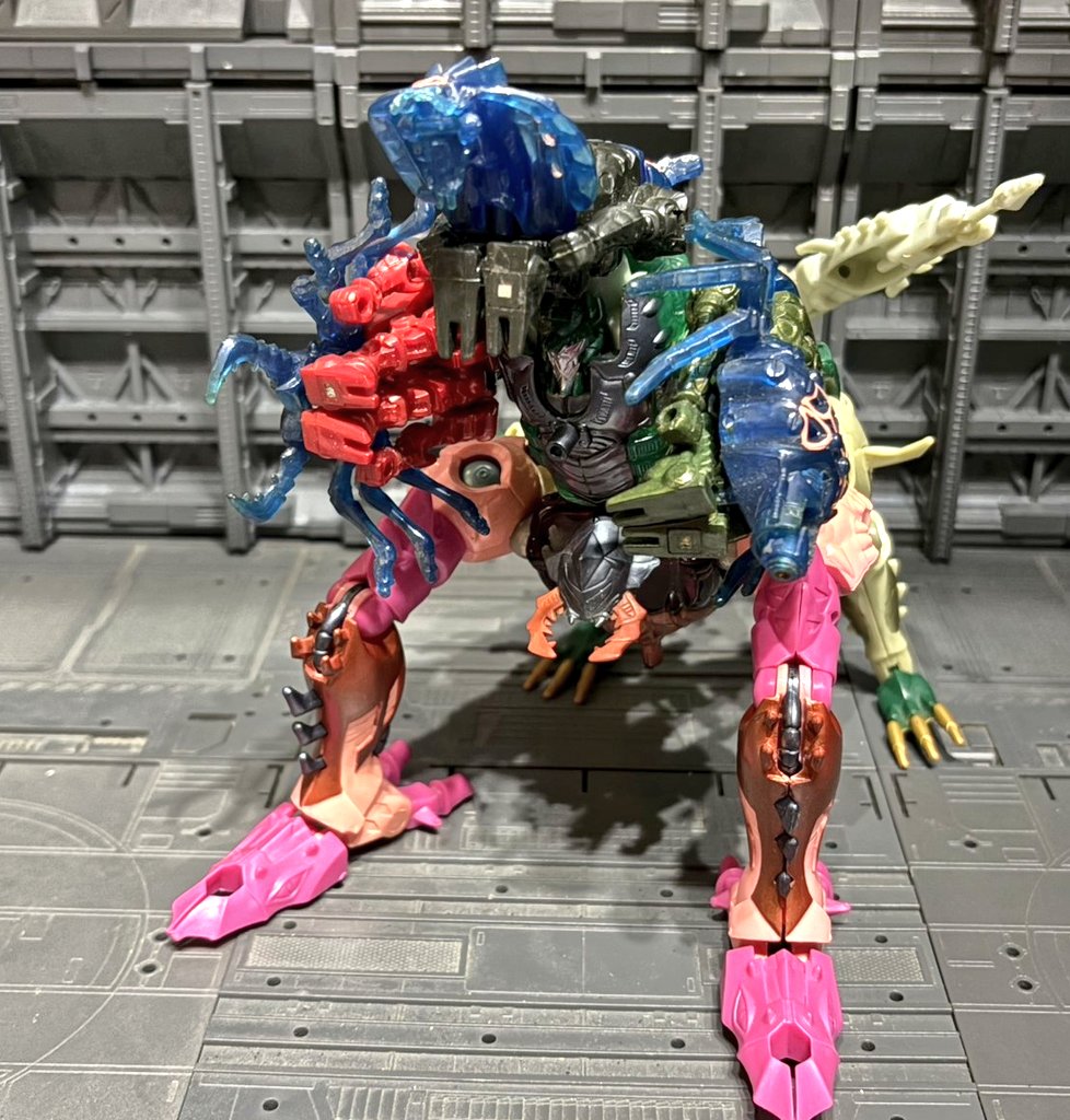 平成ミクロマン玩具シリーズ⑥

アクロボットマンシリーズ
バンパイザー、ヘルピオン、イグナイト
モンスター形態とそれぞれが合体向けの専用頭部を持ちデモンシリーズやチェンジトルーパーとの合体も🉑

単品バージョンとセットバージョンの2種で発売された
単品は2200円、セット6500円

#タカラ夜話