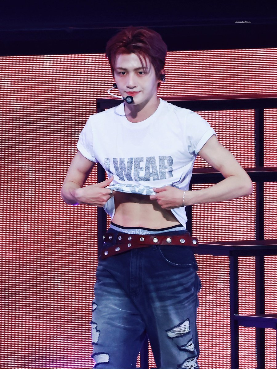 Ou0ooo247's tweet photo. 근데 이제 복근이라는게 계속 일부러 까는거 보단 예전처럼 어짜다가 춤췄는데 배가 보였다든가 멤버들이랑 놀다가 옷 들려서 보였다든가 이런 경우가 진짜 더 꼴림 https://t.co/LCyUxBIGKJ