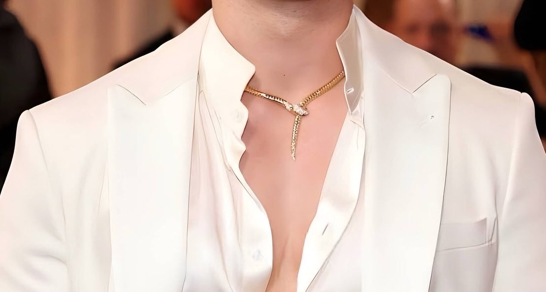 evilambs's tweet photo. my favourite category: hudnecklaces 🎀 https://t.co/vsU7ijoajX