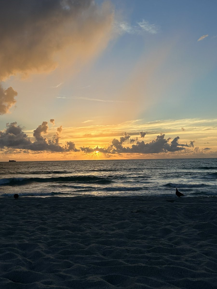 PradaDann's tweet photo. Nothing like the ocean 🌊 https://t.co/ICyI34fPr5