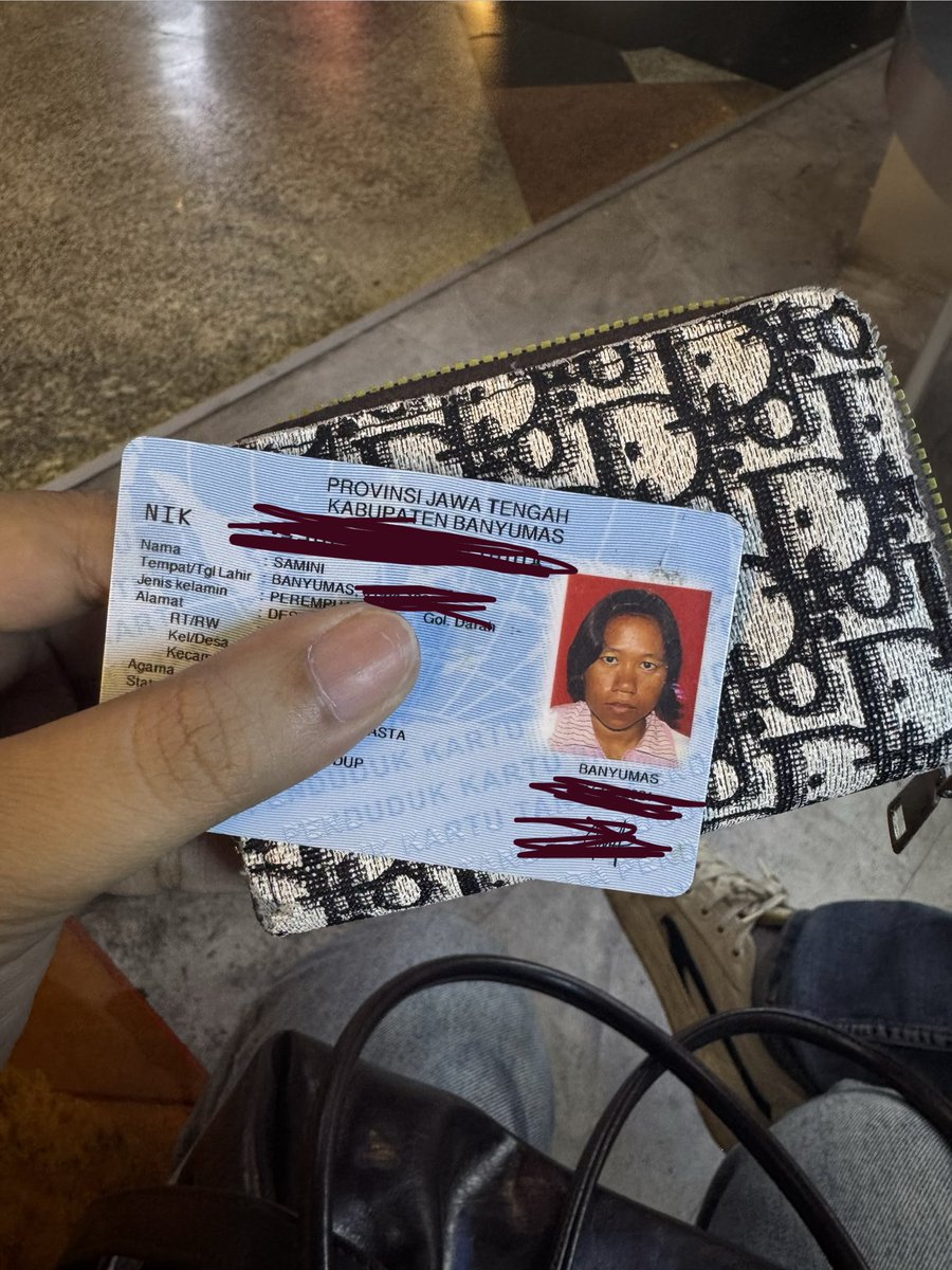 potuhtoe's tweet photo. Ditemukan dompet dior lengkap ktp &amp; cash di Pasaraya blok M (depan Bao bao). Bagi yang merasa memiliki atau kenal sama pemiliknya hit me up!! https://t.co/nhcEfsipCA