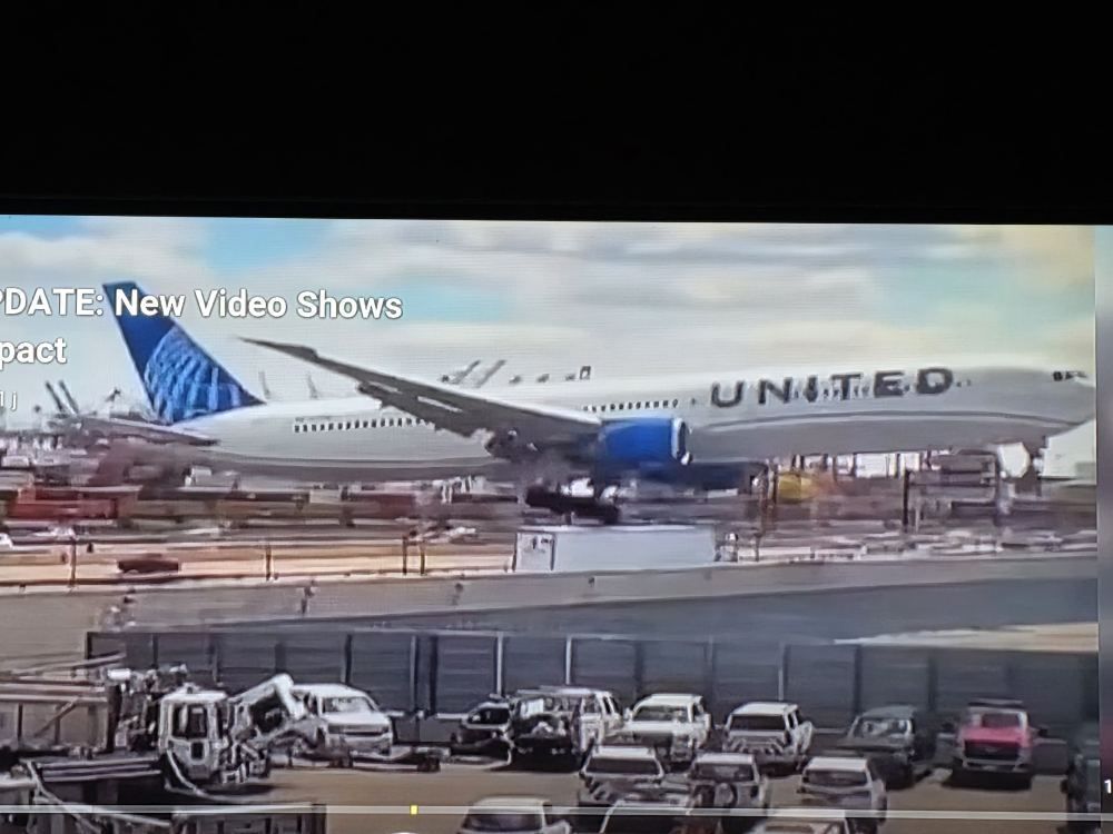 chris_p_potter's tweet photo. The wide body 767 United from Venice to Newark was really far too low last week on his visual approach on Runway 29 (only 2050m long). The consequence was hitting a light pole that felt on the truck (recorded on the driver's cam) but worse could have happen. https://t.co/NEeFvFVthh