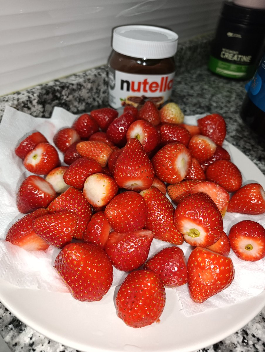 kathepr12's tweet photo. Mi marinovio sabe que no puede faltar en la nevera, mis fresas con Nutella🥺🫶🏻 https://t.co/qyyoTOIKZr