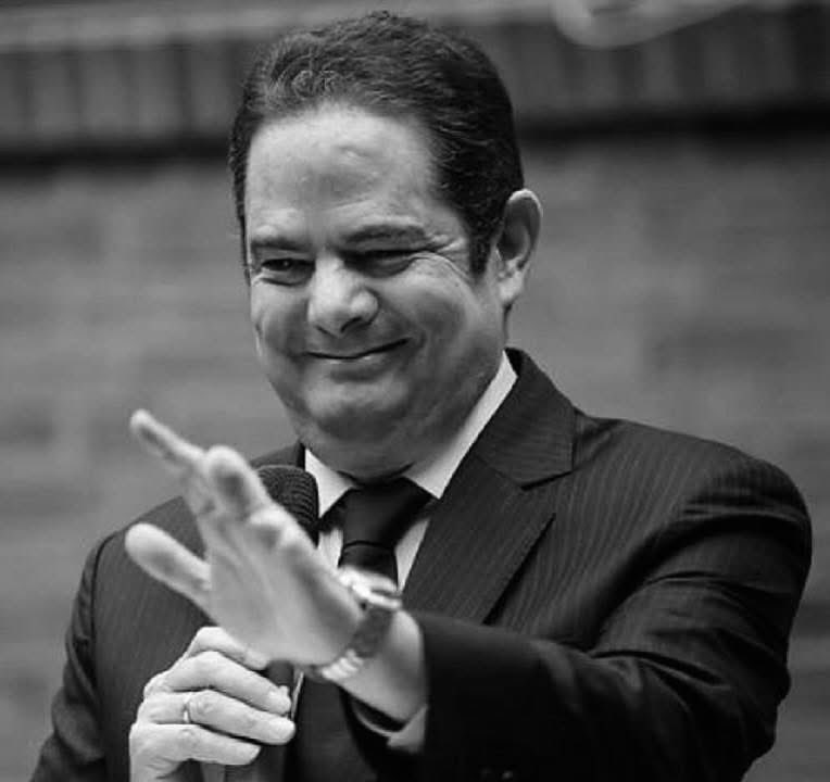 MartinezPRenson's tweet photo. Lamentamos el fallecimiento de Germán Vargas Lleras, una figura que marcó la historia política reciente de Colombia. 

A su familia, amigos y seres queridos, enviamos nuestras condolencias y un mensaje de fortaleza en este difícil momento. #QEPD https://t.co/OkMRpGCn4A