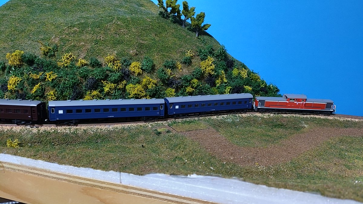FlJKHe8wYiIOYb2's tweet photo. 2026年5月9日 おやツイno 時間

1970年頃の 苗穂行荷41レ風
を見ながら

形式や向き等細かい所は
不明ですが雰囲気だけで...

スクロールの途中で
いつも見て下さる方

　そこで足跡も
　ポンと残してくれる方

みなさん 
ありがとうございます

　それでは
　　　おやすみなさい https://t.co/Ykcau2UVx1