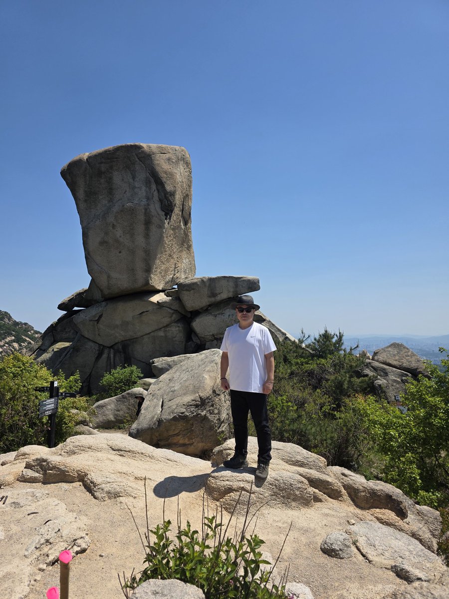 yoosiwoo98's tweet photo. 5.9 맑고 화창한 날씨에 북한산 산행을 하였습니다. 삼천사에서  응봉능선을 거쳐 사모바위, 비봉, 진관사로 하산하며 아름다운 절경을 만끽하였습니다. https://t.co/lQw5scXinE