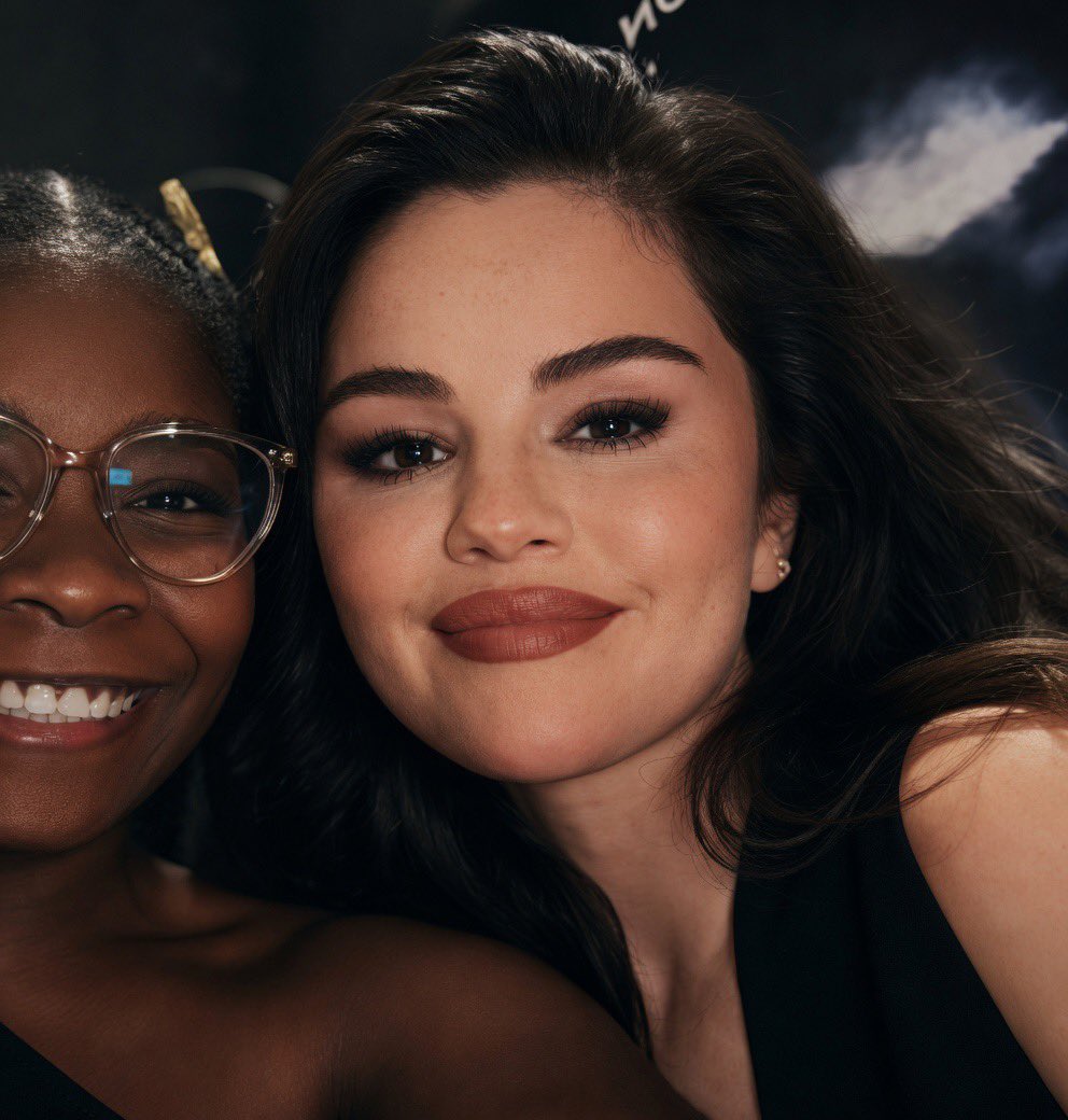 factsaccountt's tweet photo. every time people try to hate on Selena, she just comes back looking prettier than ever https://t.co/9B7ephtkXQ