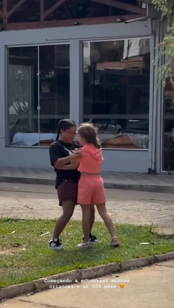 swkall's tweet photo. Ela do tamanho das crianças KKKKKKKK https://t.co/4f1t4AqOA6
