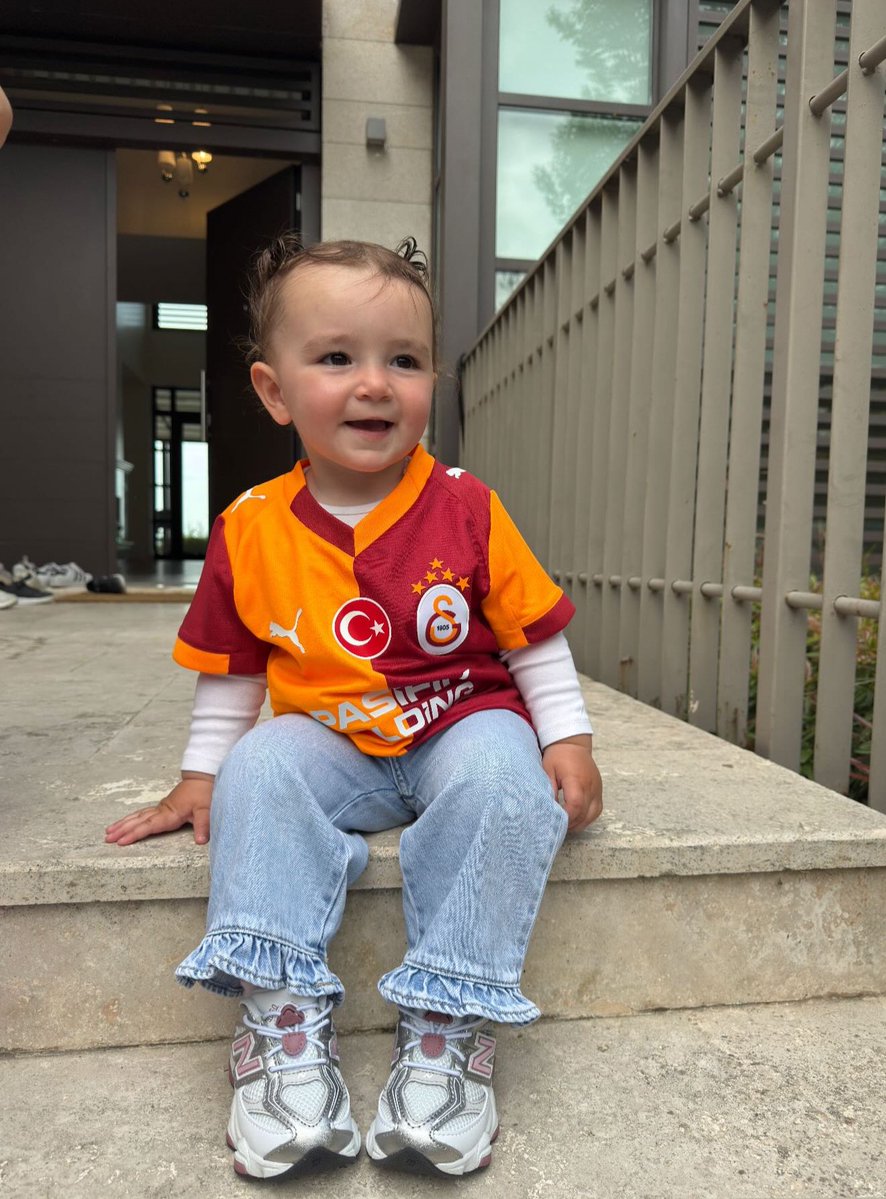 forzacimbom's tweet photo. Uğurcan Çakır’ın kızı Elis Çakır, parçalı formasıyla 🥰 https://t.co/zf7HaeBmqD