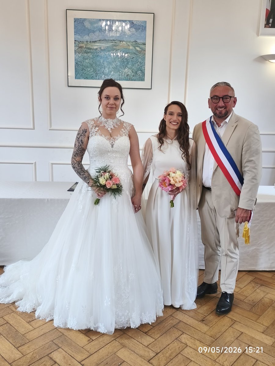 fontaine_78's tweet photo. En ce 9 mai 2026, j’ai eu le plaisir de célébrer à Mézières-sur-Seine l’union de Noémie et Lara 💍✨ « Aimer, ce n’est pas se regarder l’un l’autre, c’est regarder ensemble dans la même direction. » — Saint-Exupéry
Tous nos vœux de bonheur aux jeunes mariées ❤️
#Mariage https://t.co/yjOJ9Sp9S1