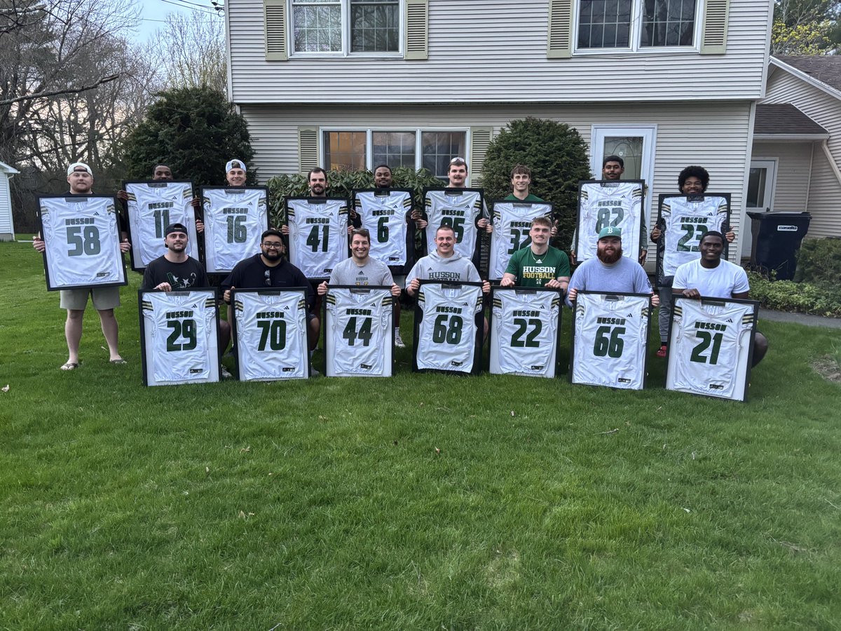 hussonfootball's tweet photo. Congrats to our Seniors on their graduation day! We are extremely proud of you and can’t wait to see all you do in your next chapter. Husson Guys forever!🦅🏈
#HussonGuys https://t.co/jKFvMey5zQ