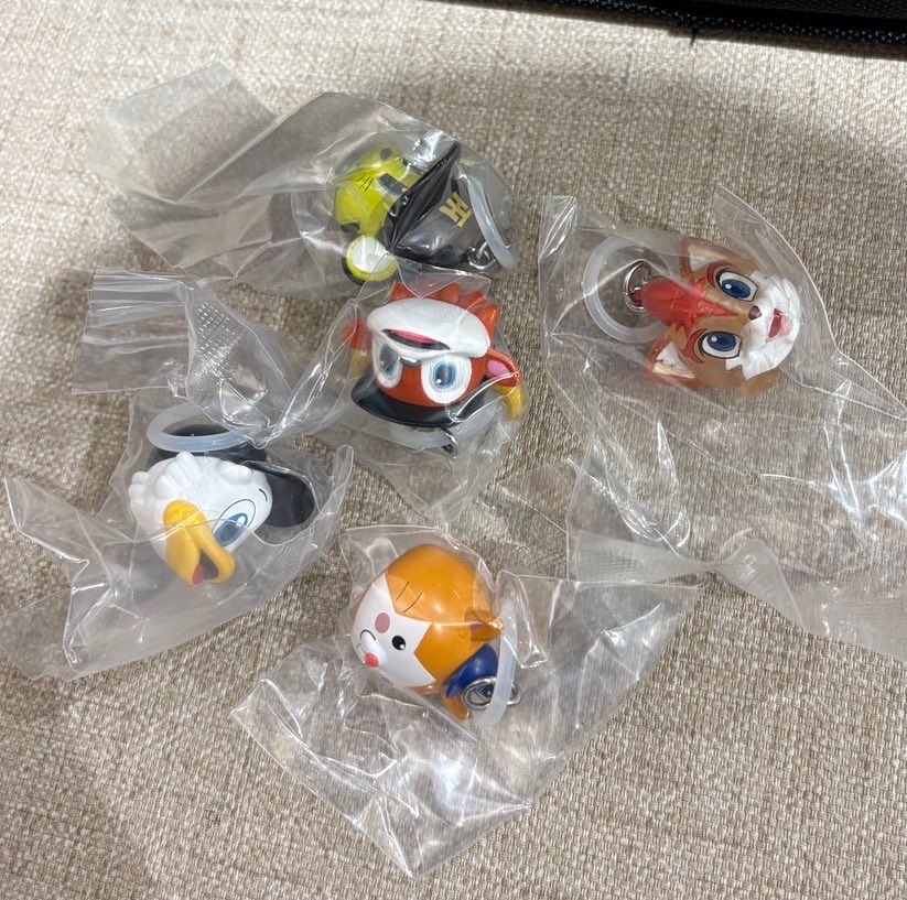 _vvq0ll's tweet photo. 交換 プロ野球マスコット めじるしアクセサリー ガチャガチャ

【譲】
DB.スターマン （DeNA）
マーくん（千葉ロッテ）
バファローブル（オリックス）
フレップ（日ハム）
トラッキー（阪神）

【求】
ドアラ（中日ドラゴンズ）

郵送または5/10.6/7愛知かバンテリンで手渡し
トラッキーは好条件の方。 https://t.co/dYoXAbh6aE