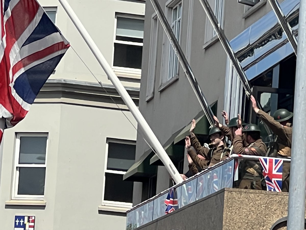 HistoryIslands's tweet photo. Bouonne Libéthâtion! Happy Liberation Day! 🇯🇪🇬🇬🇨🇶 The re-enactment of the raising of the flag on the Pomme d’Or balcony #JerseyCI https://t.co/04eAUo6VIu
