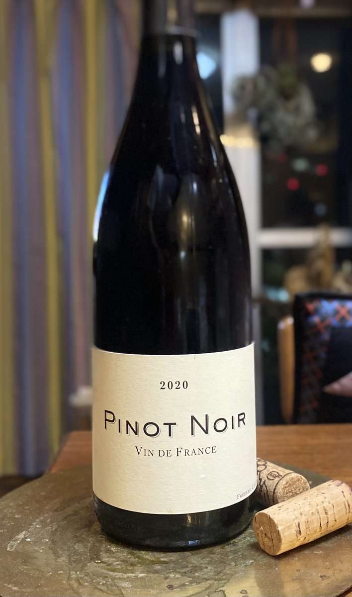 ktmm_vin's tweet photo. Frederic Cossard VdF Pinot Noir 2020 外観は濃いめのラズベリーレッド。香りはラズベリー、ストロベリー、サクランボ。バラ、甘草。微かな揮発酸が良いアクセント。飲むと酸はやや高く、タンニンは少ない。ピュアでジューシーな質感。滋味深く旨味があり、優しい余韻が続く。美味しい自然派ワイン。 https://t.co/dhnv1ShUiL