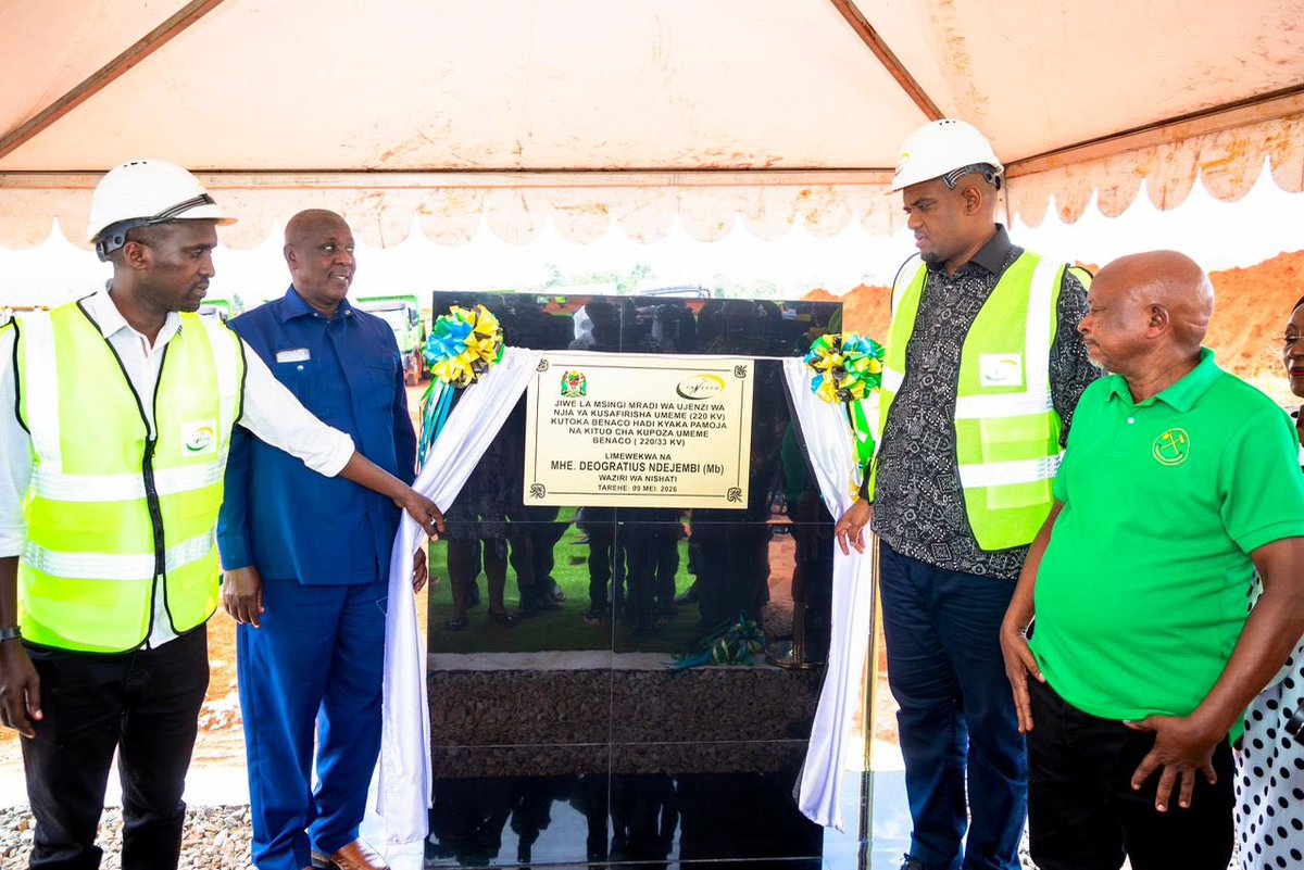 Hakingowi's tweet photo. 📍Ngara, Kagera

▪️Serikali yaanza utekelezaji wa mradi wa umeme kuunganisha Mkoa wa Kagera kwenye Gridi ya Taifa

▪️Waziri Ndejembi aweka jiwe la msingi la njia ya kusafirisha umeme Kyaka - Benaco

Waziri wa Nishati, Mhe. Deogratius Ndejembi ameweka jiwe la msingi la mradi wa ujenzi wa njia ya kusafirisha umeme wa msongo wa kilovoti 220 kutoka Benaco hadi Kyaka pamoja na kituo cha kupoza umeme cha Benaco, ambao utaunganisha Mkoa wa Kagera kwenye Gridi ya Taifa, hatua itakayomaliza changamoto ya kukatika kwa umeme katika wilaya za mkoa huo.

Waziri Ndejembi ameweka jiwe la msingi la leo tarehe 9 Mei 2026 wilayani Ngara mkoani Kagera, ambapo amemtaka mkandarasi anayetekeleza mradi huo kuukamilisha ndani ya miezi 24 kama mkataba unavyoelekeza.

“Tunachotarajia ni kuona ndani ya miezi 24 Mkoa wa Kagera umeunganishwa kwenye  Gridi ya Taifa na changamoto za umeme zilizowasolishwa na Mhe. Mbunge wa Ngara ziwe historia kwa wananchi hawa,” amesema Ndejembi.

Akizungumza na wananchi, Waziri Ndejembi amesema kuwa mradi wa ujenzi wa njia ya kusafirisha umeme kutoka Benaco hadi Kyaka unalenga kuunganisha Mkoa wa Kagera kwenye Gridi ya Taifa na kuimarisha upatikanaji wa umeme wa uhakika wakati wote.

Ameeleza kuwa Mkoa wa Kagera kwa muda mrefu umekuwa ukitegemea umeme kutoka nchi jirani, hivyo kupitia mradi huo Mkoa wa Kagera utaunganishwa moja kwa moja na Gridi ya Taifa, hatua itakayoongeza uhakika wa nishati na kuimarisha shughuli za kiuchumi na kijamii.

Aidha, Waziri Ndejembi amemshukuru Mheshimiwa Rais Dkt. Samia Suluhu Hassan kwa kuendelea kutoa fedha za utekelezaji wa miradi mbalimbali ya nishati na kueleza kuwa Wizara itaendelea kusimamia kwa ukaribu utekelezaji wa miradi hiyo ili kuhakikisha wananchi wanapata umeme wa uhakika wakati wote.

Katika hatua nyingine, amemuagiza Mkurugenzi Mtendaji wa TANESCO kuhakikisha ndani ya mwezi mmoja inapatikana transfoma yenye uwezo mkubwa pamoja na kuendelea kufanya marekebisho katika njia za kusafirishia umeme ili kuhakikisha wananchi wa Wilaya ya Ngara wanapata umeme wa uhakika katika kipindi wanachosubiri mradi huo ukamilike.

“Wananchi wa Ngara wanataka kupata umeme wa uhakika  ambao haukatikikatiki, sasa nikuagize Mkurugenzi wa TANESCO na timu yako kuhakikisha tunapata transfoma mpya mara moja yenye uwezo mkubwa ya kuhakikisha tunapata umeme katika Wilaya ya Ngara, nakupatia mwezi mmoja,” amesema Ndejembi.

Ameongeza kuwa mradi huo unatarajiwa kuongeza ajira, kuhamasisha uwekezaji na kukuza shughuli za kilimo, uvuvi, ufugaji pamoja na uendelezaji wa viwanda katika ukanda wa ziwa, kwani ni fursa muhimu kwa wananchi wa Kagera na mikoa jirani.

Waziri Ndejembi ameziagiza TANESCO na mkandarasi kutoa fursa za kazi kwa wananchi wa maeneo yanakotekelezwa mradi katika wilaya za Ngara, Karagwe na Missenyi ili waweze kuwa sehemu ya mradi huo na kujiinua kiuchumi na kibiashara.