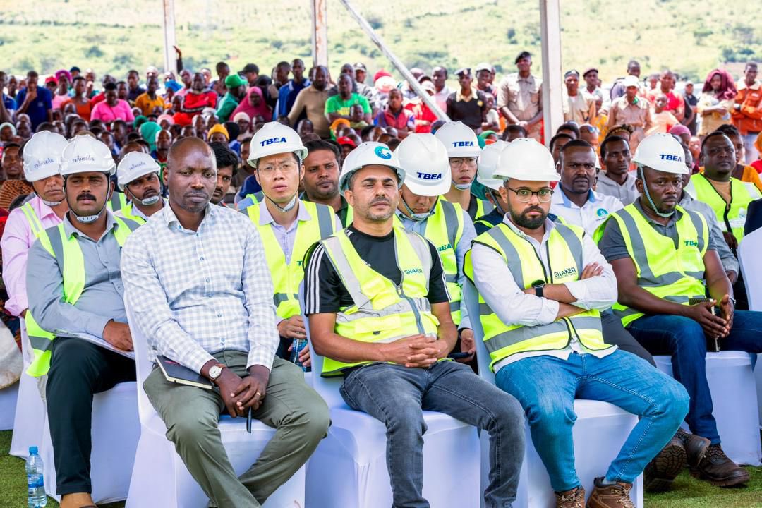 Hakingowi's tweet photo. 📍Ngara, Kagera

▪️Serikali yaanza utekelezaji wa mradi wa umeme kuunganisha Mkoa wa Kagera kwenye Gridi ya Taifa

▪️Waziri Ndejembi aweka jiwe la msingi la njia ya kusafirisha umeme Kyaka - Benaco

Waziri wa Nishati, Mhe. Deogratius Ndejembi ameweka jiwe la msingi la mradi wa ujenzi wa njia ya kusafirisha umeme wa msongo wa kilovoti 220 kutoka Benaco hadi Kyaka pamoja na kituo cha kupoza umeme cha Benaco, ambao utaunganisha Mkoa wa Kagera kwenye Gridi ya Taifa, hatua itakayomaliza changamoto ya kukatika kwa umeme katika wilaya za mkoa huo.

Waziri Ndejembi ameweka jiwe la msingi la leo tarehe 9 Mei 2026 wilayani Ngara mkoani Kagera, ambapo amemtaka mkandarasi anayetekeleza mradi huo kuukamilisha ndani ya miezi 24 kama mkataba unavyoelekeza.

“Tunachotarajia ni kuona ndani ya miezi 24 Mkoa wa Kagera umeunganishwa kwenye  Gridi ya Taifa na changamoto za umeme zilizowasolishwa na Mhe. Mbunge wa Ngara ziwe historia kwa wananchi hawa,” amesema Ndejembi.

Akizungumza na wananchi, Waziri Ndejembi amesema kuwa mradi wa ujenzi wa njia ya kusafirisha umeme kutoka Benaco hadi Kyaka unalenga kuunganisha Mkoa wa Kagera kwenye Gridi ya Taifa na kuimarisha upatikanaji wa umeme wa uhakika wakati wote.

Ameeleza kuwa Mkoa wa Kagera kwa muda mrefu umekuwa ukitegemea umeme kutoka nchi jirani, hivyo kupitia mradi huo Mkoa wa Kagera utaunganishwa moja kwa moja na Gridi ya Taifa, hatua itakayoongeza uhakika wa nishati na kuimarisha shughuli za kiuchumi na kijamii.

Aidha, Waziri Ndejembi amemshukuru Mheshimiwa Rais Dkt. Samia Suluhu Hassan kwa kuendelea kutoa fedha za utekelezaji wa miradi mbalimbali ya nishati na kueleza kuwa Wizara itaendelea kusimamia kwa ukaribu utekelezaji wa miradi hiyo ili kuhakikisha wananchi wanapata umeme wa uhakika wakati wote.

Katika hatua nyingine, amemuagiza Mkurugenzi Mtendaji wa TANESCO kuhakikisha ndani ya mwezi mmoja inapatikana transfoma yenye uwezo mkubwa pamoja na kuendelea kufanya marekebisho katika njia za kusafirishia umeme ili kuhakikisha wananchi wa Wilaya ya Ngara wanapata umeme wa uhakika katika kipindi wanachosubiri mradi huo ukamilike.

“Wananchi wa Ngara wanataka kupata umeme wa uhakika  ambao haukatikikatiki, sasa nikuagize Mkurugenzi wa TANESCO na timu yako kuhakikisha tunapata transfoma mpya mara moja yenye uwezo mkubwa ya kuhakikisha tunapata umeme katika Wilaya ya Ngara, nakupatia mwezi mmoja,” amesema Ndejembi.

Ameongeza kuwa mradi huo unatarajiwa kuongeza ajira, kuhamasisha uwekezaji na kukuza shughuli za kilimo, uvuvi, ufugaji pamoja na uendelezaji wa viwanda katika ukanda wa ziwa, kwani ni fursa muhimu kwa wananchi wa Kagera na mikoa jirani.

Waziri Ndejembi ameziagiza TANESCO na mkandarasi kutoa fursa za kazi kwa wananchi wa maeneo yanakotekelezwa mradi katika wilaya za Ngara, Karagwe na Missenyi ili waweze kuwa sehemu ya mradi huo na kujiinua kiuchumi na kibiashara.