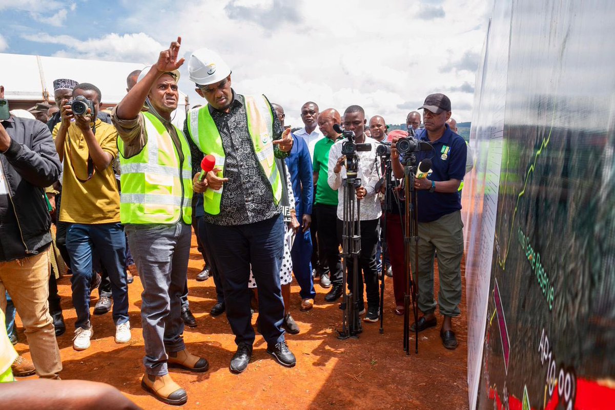 Hakingowi's tweet photo. 📍Ngara, Kagera

▪️Serikali yaanza utekelezaji wa mradi wa umeme kuunganisha Mkoa wa Kagera kwenye Gridi ya Taifa

▪️Waziri Ndejembi aweka jiwe la msingi la njia ya kusafirisha umeme Kyaka - Benaco

Waziri wa Nishati, Mhe. Deogratius Ndejembi ameweka jiwe la msingi la mradi wa ujenzi wa njia ya kusafirisha umeme wa msongo wa kilovoti 220 kutoka Benaco hadi Kyaka pamoja na kituo cha kupoza umeme cha Benaco, ambao utaunganisha Mkoa wa Kagera kwenye Gridi ya Taifa, hatua itakayomaliza changamoto ya kukatika kwa umeme katika wilaya za mkoa huo.

Waziri Ndejembi ameweka jiwe la msingi la leo tarehe 9 Mei 2026 wilayani Ngara mkoani Kagera, ambapo amemtaka mkandarasi anayetekeleza mradi huo kuukamilisha ndani ya miezi 24 kama mkataba unavyoelekeza.

“Tunachotarajia ni kuona ndani ya miezi 24 Mkoa wa Kagera umeunganishwa kwenye  Gridi ya Taifa na changamoto za umeme zilizowasolishwa na Mhe. Mbunge wa Ngara ziwe historia kwa wananchi hawa,” amesema Ndejembi.

Akizungumza na wananchi, Waziri Ndejembi amesema kuwa mradi wa ujenzi wa njia ya kusafirisha umeme kutoka Benaco hadi Kyaka unalenga kuunganisha Mkoa wa Kagera kwenye Gridi ya Taifa na kuimarisha upatikanaji wa umeme wa uhakika wakati wote.

Ameeleza kuwa Mkoa wa Kagera kwa muda mrefu umekuwa ukitegemea umeme kutoka nchi jirani, hivyo kupitia mradi huo Mkoa wa Kagera utaunganishwa moja kwa moja na Gridi ya Taifa, hatua itakayoongeza uhakika wa nishati na kuimarisha shughuli za kiuchumi na kijamii.

Aidha, Waziri Ndejembi amemshukuru Mheshimiwa Rais Dkt. Samia Suluhu Hassan kwa kuendelea kutoa fedha za utekelezaji wa miradi mbalimbali ya nishati na kueleza kuwa Wizara itaendelea kusimamia kwa ukaribu utekelezaji wa miradi hiyo ili kuhakikisha wananchi wanapata umeme wa uhakika wakati wote.

Katika hatua nyingine, amemuagiza Mkurugenzi Mtendaji wa TANESCO kuhakikisha ndani ya mwezi mmoja inapatikana transfoma yenye uwezo mkubwa pamoja na kuendelea kufanya marekebisho katika njia za kusafirishia umeme ili kuhakikisha wananchi wa Wilaya ya Ngara wanapata umeme wa uhakika katika kipindi wanachosubiri mradi huo ukamilike.

“Wananchi wa Ngara wanataka kupata umeme wa uhakika  ambao haukatikikatiki, sasa nikuagize Mkurugenzi wa TANESCO na timu yako kuhakikisha tunapata transfoma mpya mara moja yenye uwezo mkubwa ya kuhakikisha tunapata umeme katika Wilaya ya Ngara, nakupatia mwezi mmoja,” amesema Ndejembi.

Ameongeza kuwa mradi huo unatarajiwa kuongeza ajira, kuhamasisha uwekezaji na kukuza shughuli za kilimo, uvuvi, ufugaji pamoja na uendelezaji wa viwanda katika ukanda wa ziwa, kwani ni fursa muhimu kwa wananchi wa Kagera na mikoa jirani.

Waziri Ndejembi ameziagiza TANESCO na mkandarasi kutoa fursa za kazi kwa wananchi wa maeneo yanakotekelezwa mradi katika wilaya za Ngara, Karagwe na Missenyi ili waweze kuwa sehemu ya mradi huo na kujiinua kiuchumi na kibiashara.