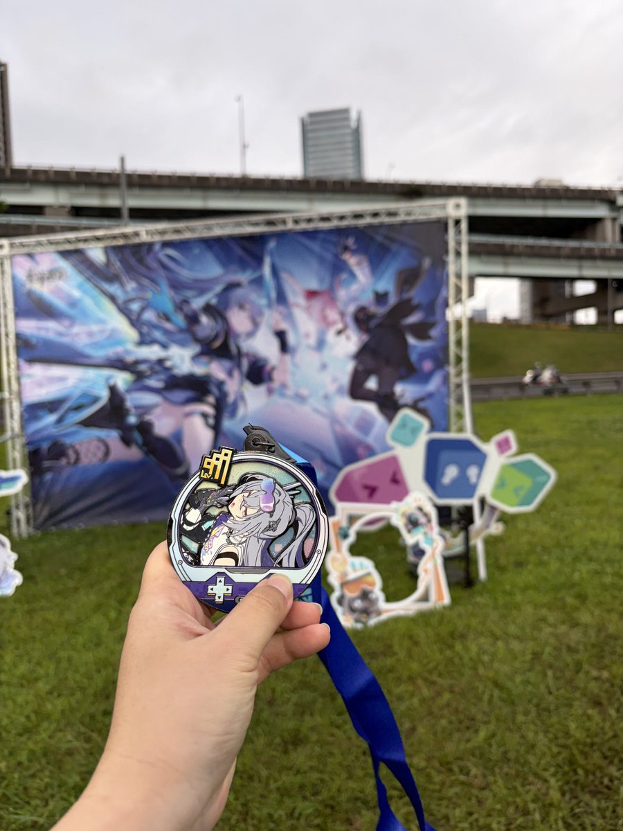 Sarton041's tweet photo. 鐵道三週年路跑～超熱鬧啊！順利的帶著貓貓跟帕姆拍到照啦～Coser都很好看～完賽獎牌也好讚啊！
 #Rumiちゃんへ https://t.co/cyC7GoceSp