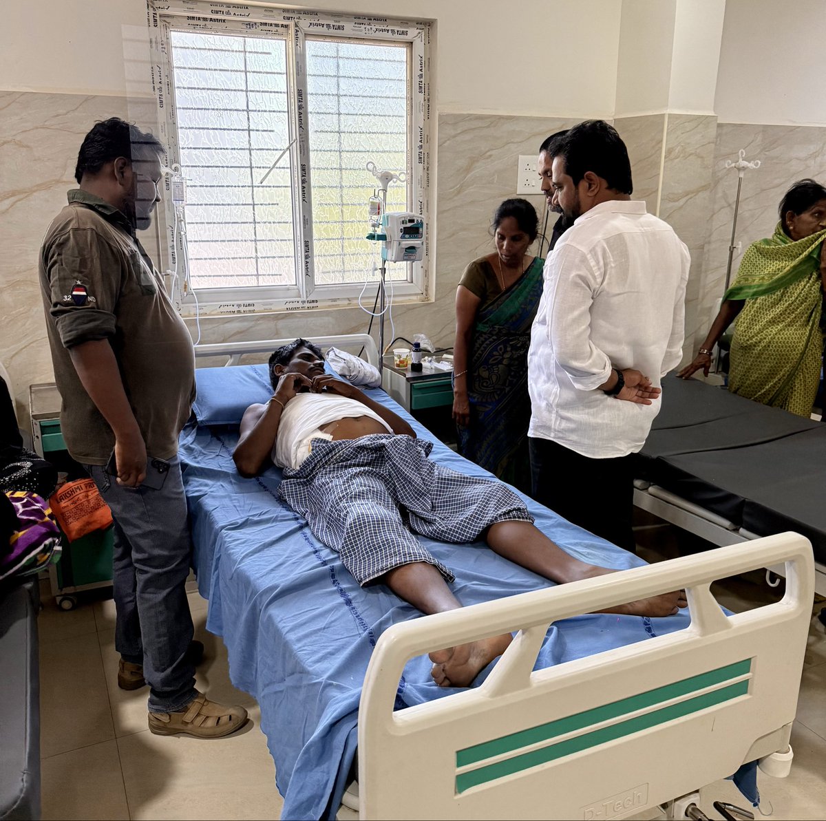 KManjunathgowd's tweet photo. జనసేన పార్టీ జిల్లా కార్యదర్శి శ్రీ సారంగం మారేష్ గారి బావ నాయకుల సన్నన్న గారు   అనారోగ్యంతో అనంతపురం నగరంలోని త్రిపుర హాస్పిటల్ లో చికిత్స పొందుతున్న విషయం తెలుసుకొన్న జనసేన పార్టీ రాయదుర్గం ఇంచార్జ్, రాష్ట్ర కురుబ కార్పొరేషన్ డైరెక్టర్ శ్రీ మంజునాథ్ గౌడ గారు పరామర్శించారు. https://t.co/duVpPjSgip