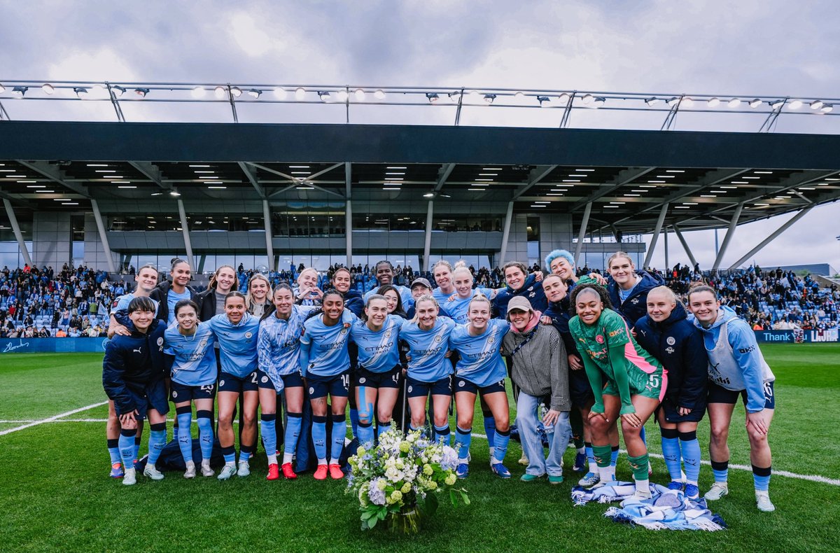 mundopelotanet's tweet photo. 🥹🩵 Las fantásticas palabras de Pep Guardiola sobre la consagración del Manchester City Women en la #BarclaysWSL:

"Las felicitamos de parte del equipo masculino. Hoy es una realidad en el mundo del fútbol el impacto que tiene en la sociedad los equipos femeninos. Las chicas (del City) han disfrutado jugando al fútbol.

En Barcelona, por ejemplo, el impacto que ha tenido el equipo femenino sobre todas las niñas de Catalunya ha sido increíble. Es un paso muy importante. No habrías imaginado hace 10 años el impacto que tiene esto en las niñas y adolescentes que ahora dicen: "Quiero jugar al fútbol". Eso es fantástico.

Lo que Chelsea ha hecho en los últimos años, ganando 6 ligas seguidas, lo ha frenado este equipo y por eso es un gran logro. Las felicitamos a todas ellas, al manager y a todas las personas dentro de la organización. Espero que sea el primero de muchos títulos que están por venir".