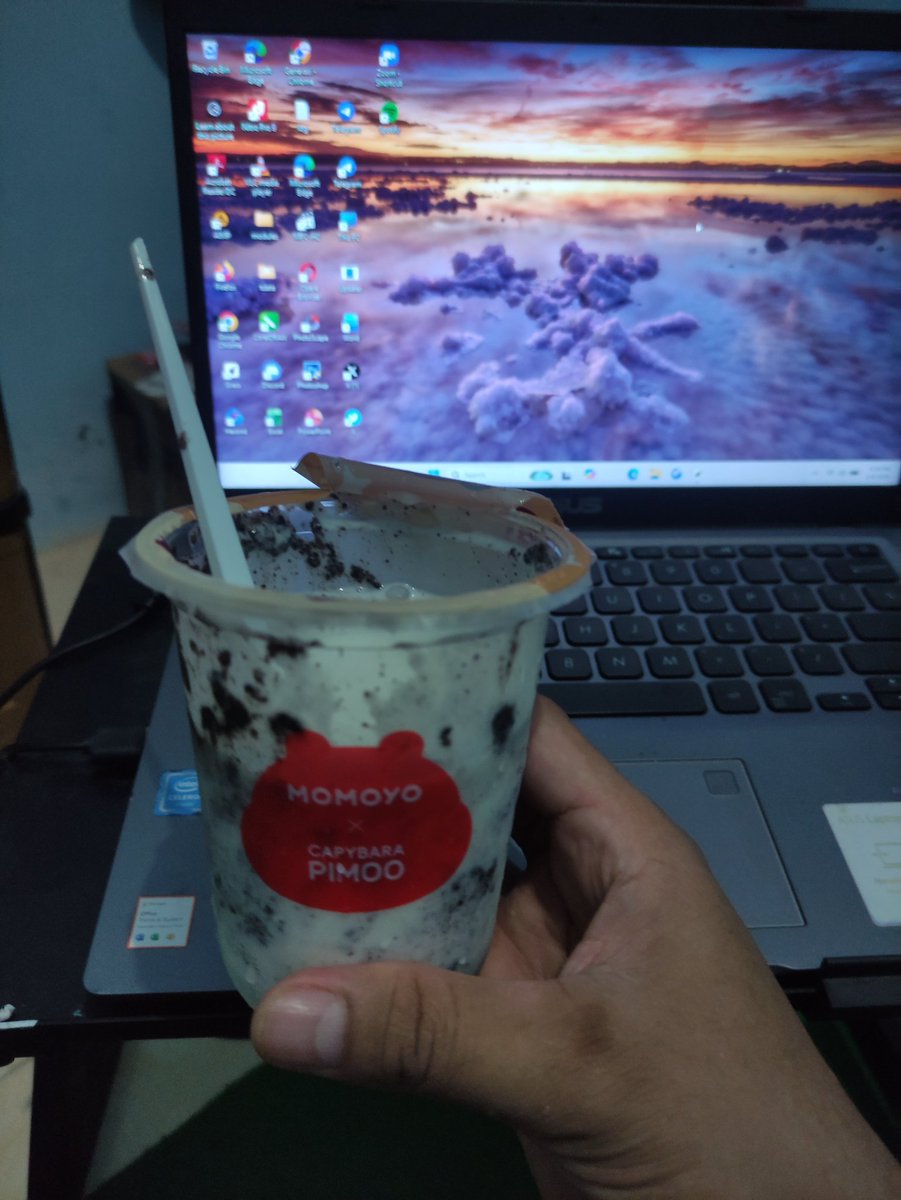 Sampe rmh udah mencair aja, ternyata ga penuh ya isinya, nih momoyo Oreo sundae-ice cream