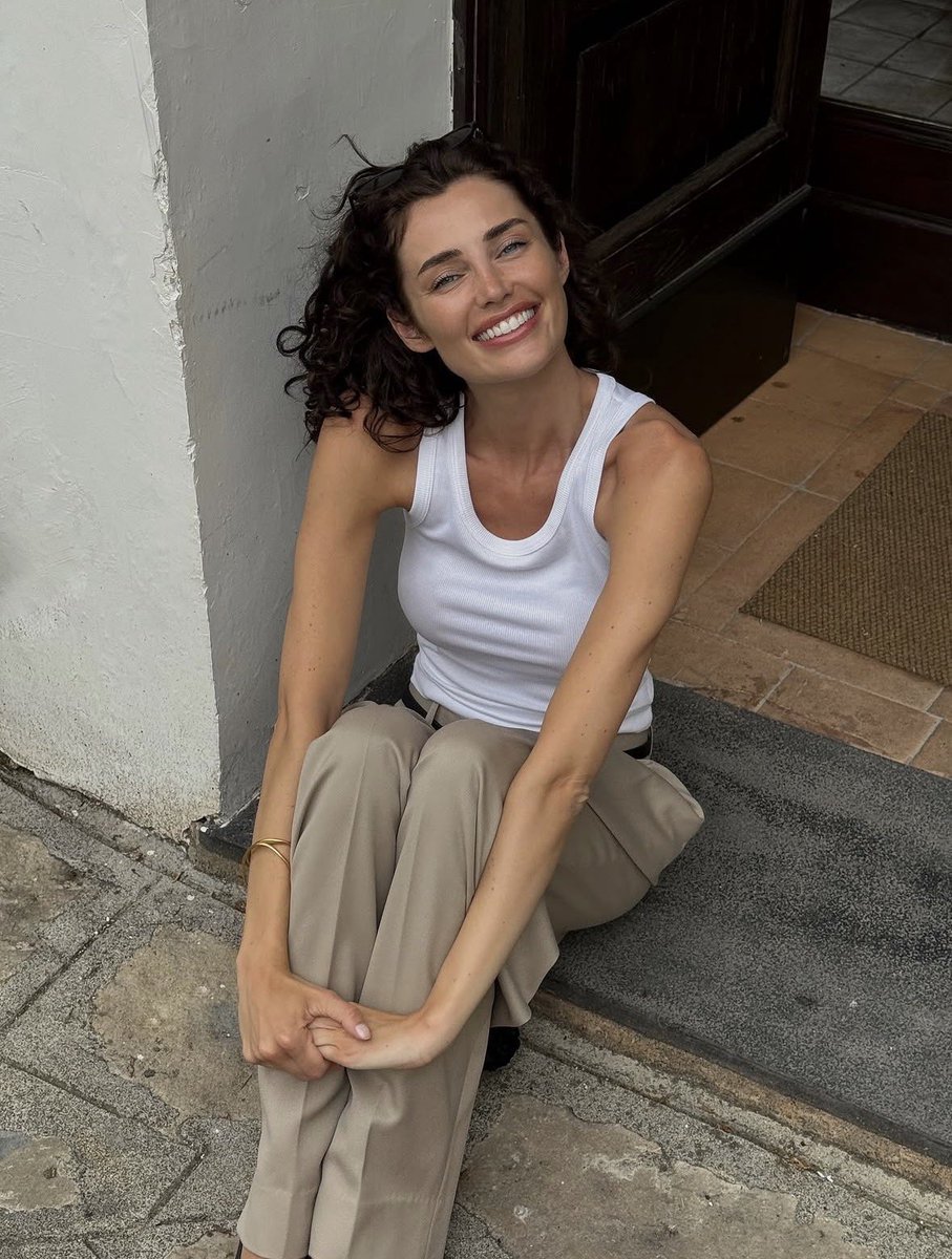Rebecca D. tweet media