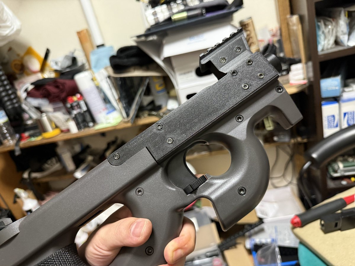 ZumiSava's tweet photo. お待たせしました。
#P90限定貸切 2ヵ月前配信であがった貸切ロゴ案コンペについて募集要件をまとめました！

【募集要項】
P90限定貸切のロゴの募集をします！
貸切ロゴ／ステッカー／刺繍パッチ製作用になります。
刺繍パッチについては実現しやすさ等あるので複数案採用での募集を考えてます。

・P90+サバゲーにちなんだイラストデザインであること
・「P90限定貸切」「P90 OM」「P90 OWNERS MEETING」いずれかの貸切名が入っていること
・イラスト形状やサイズの指定は一旦なし
・1~3色を推奨
・既存キャラ、ロゴのトレース等はNG

【期間／特典】
期間は6/4終日までとし、1月前配信にてコンペ／採用決定させて頂きます。
採用特典として、ゅー(@uuuuuuuuuii )氏作成の3DP製P90カスタムアッパー(添付写真のものです)をプレゼントします！※貸切来れない方には郵送対応します

【応募方法】
こちらのツイートへのリプライ、または
#P90限定貸切ロゴコンペ のタグでご応募ください！

【最後に】
本件は主催がデザインセンス皆無なのと生配信のノリで始まった企画です。貸切に来れる来れないは兎も角、
「協力してやらん事もないよ！」っていう #P90 好きな #サバゲーマー さん、ご協力お願いします！！