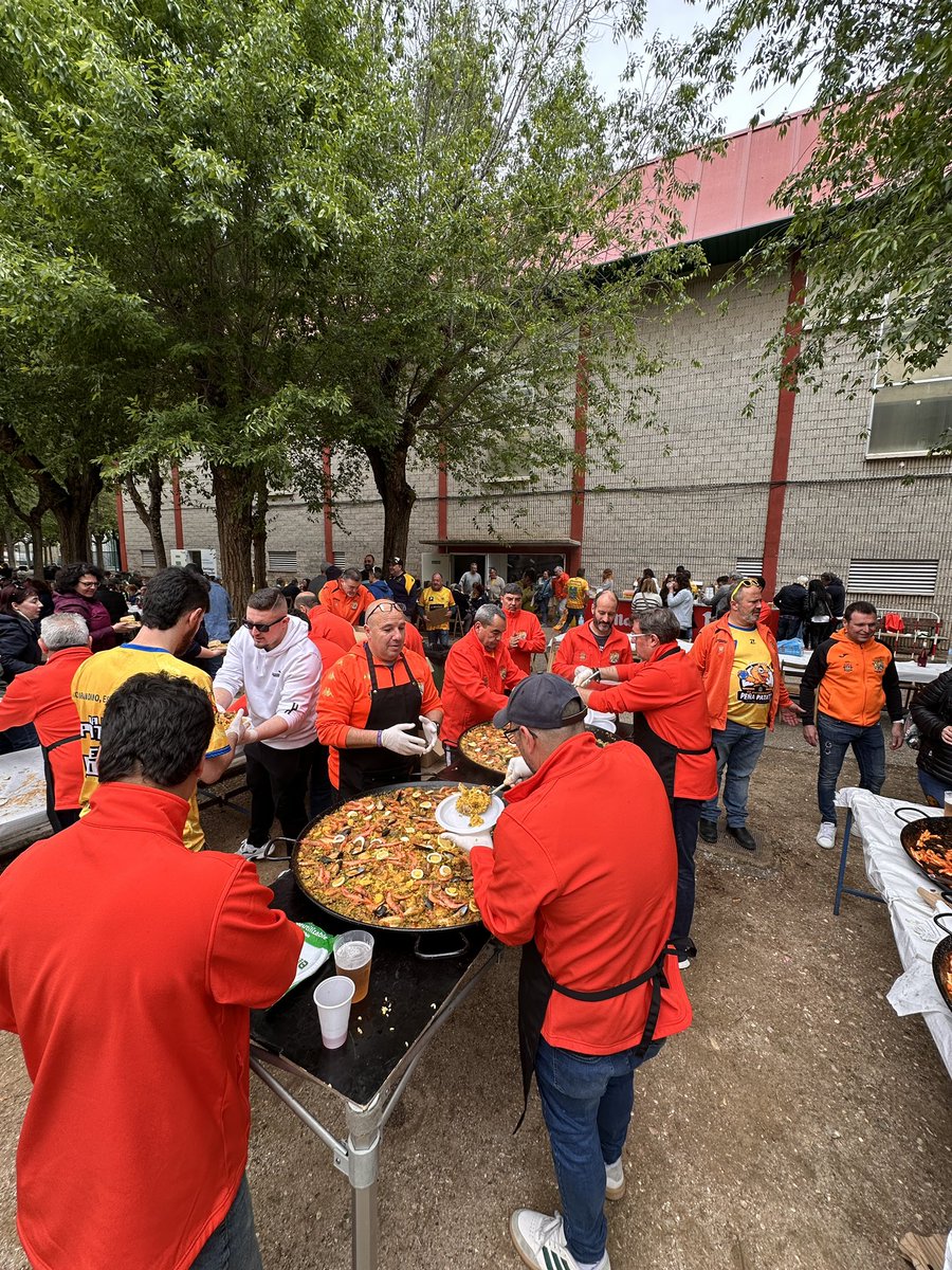 bmvillaaranda's tweet photo. 🥘 𝗣𝗔𝗘𝗟𝗟𝗔𝗗𝗔 | ¡Ni el amago de lluvia puede con nosotros ☔️!

🫶 Agradecidos a todos los aficionados, colaboradores, patrocinadores y corazones que han puesto su granito de arena 🫂

#VDACAS
#SomosASOBAL
#AVivirMilAñosSinConocerte https://t.co/4avaxnAXAs