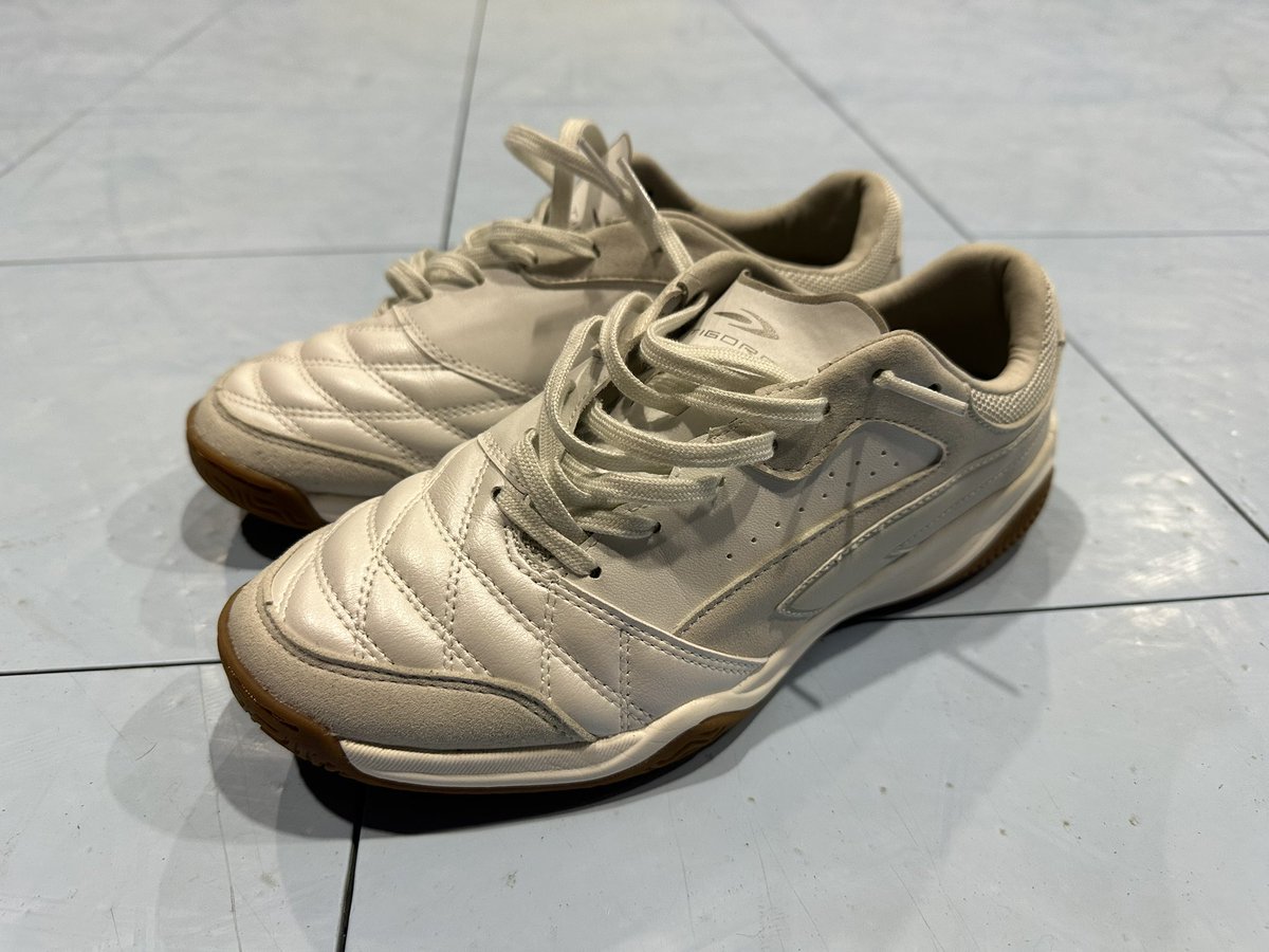 nutfutsal's tweet photo. 好みじゃないというか気になる部分もある。
１つ目
シュータンが薄い。薄くてフィット感があるのが最近の流行り？らしいが個人的には好みじゃない。
２つ目
踵が浅い。他の持ってるシューズは8cmぐらいあるんだけどOSA-1は7cmだから履き始めは違和感あった。
３つ目
完全に好みの話だけど色。わら https://t.co/7Z5kPiOzUY