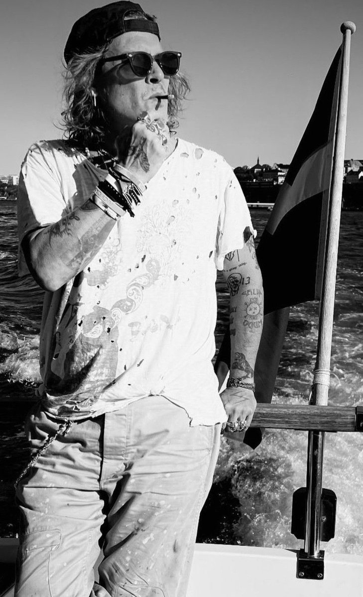 Johnny Depp tweet media