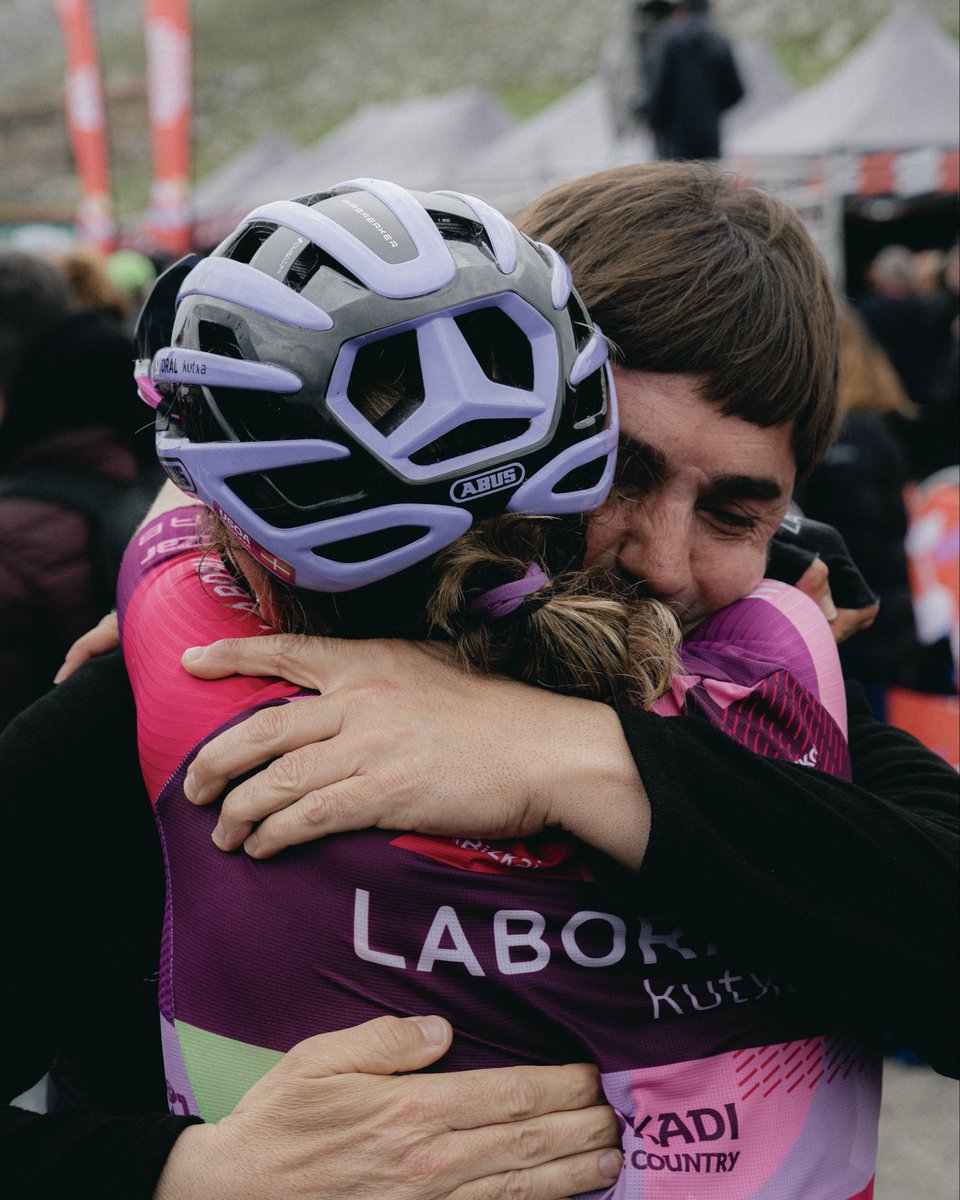 LABORALkTeam's tweet photo. Usoa Ostolazaren 4. postua #LaVueltaFemenina -n, baina batez ere,  euskal txirrindularitza osoaren harrotasuna ✨🏔️

Gaurkoa ez da bakarrik postu bat, gaurkoa ahalegin handiaren, proiektu baten eta lan askoren emaitza da. Usoa Ostolazak euskal txirrindularitza berriz ere goren gorenean ipini du eta bere tokia zein den argi utzi du. 

Eskerrik asko Usoa eta talde osoari lortutakoagatik 🥹🏔️

#BasqueCyclingMatria