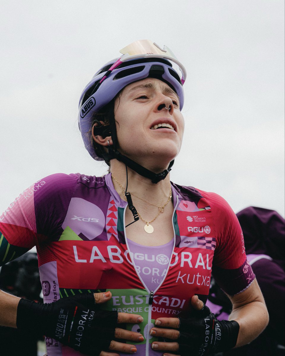 LABORALkTeam's tweet photo. Usoa Ostolazaren 4. postua #LaVueltaFemenina -n, baina batez ere,  euskal txirrindularitza osoaren harrotasuna ✨🏔️

Gaurkoa ez da bakarrik postu bat, gaurkoa ahalegin handiaren, proiektu baten eta lan askoren emaitza da. Usoa Ostolazak euskal txirrindularitza berriz ere goren gorenean ipini du eta bere tokia zein den argi utzi du. 

Eskerrik asko Usoa eta talde osoari lortutakoagatik 🥹🏔️

#BasqueCyclingMatria