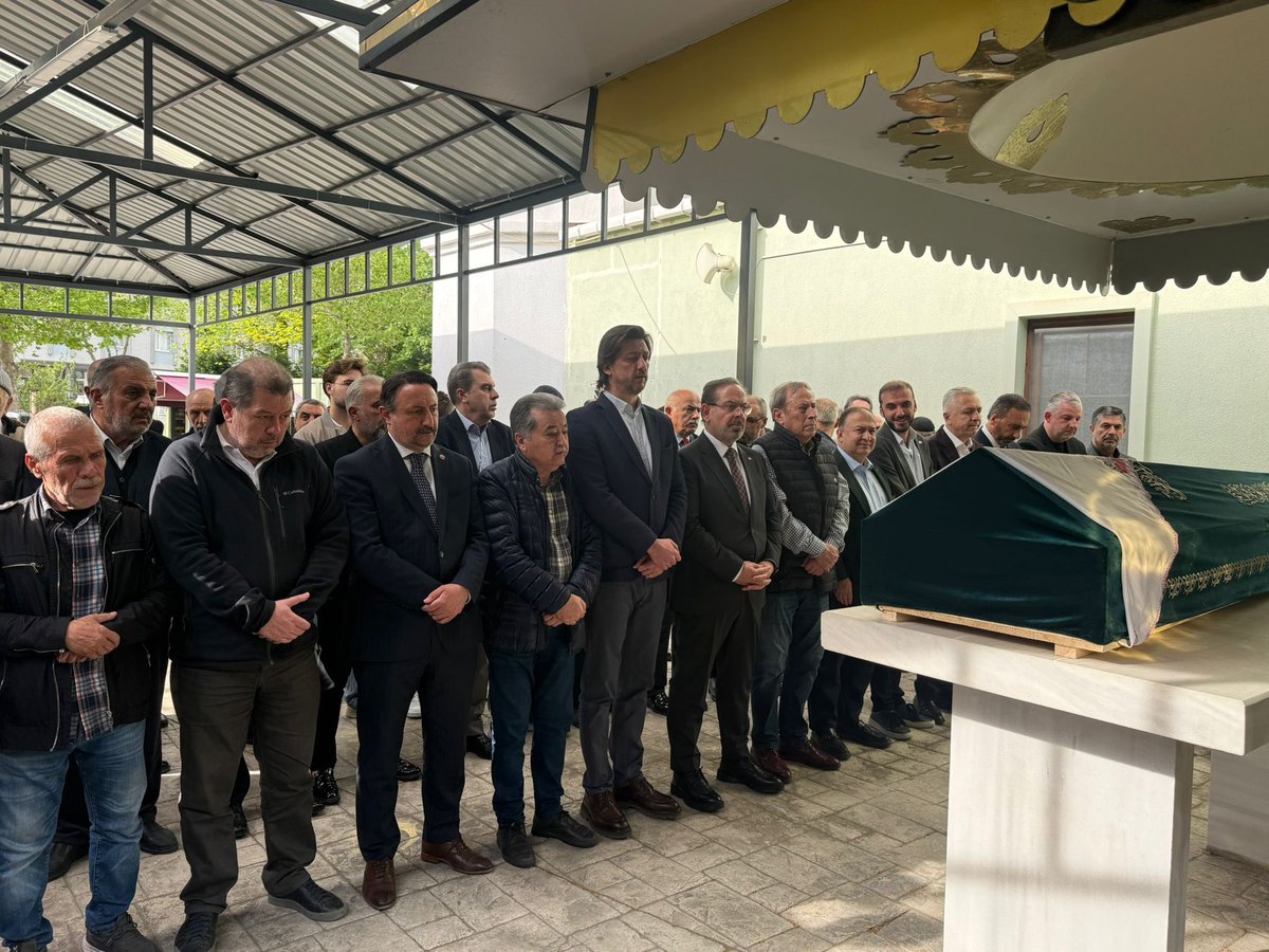 GokselE's tweet photo. AK Parti MKYK Üyesi kıymetli abim, Ahmet Bilal Kıymaz’in kayınvalidesi Lütfiye Soykan’ı son yolculuğuna uğurladık.

Merhumeye Allah’tan rahmet, ailesine ve sevenlerine sabırlar dilerim. https://t.co/mpYQ64Me7T