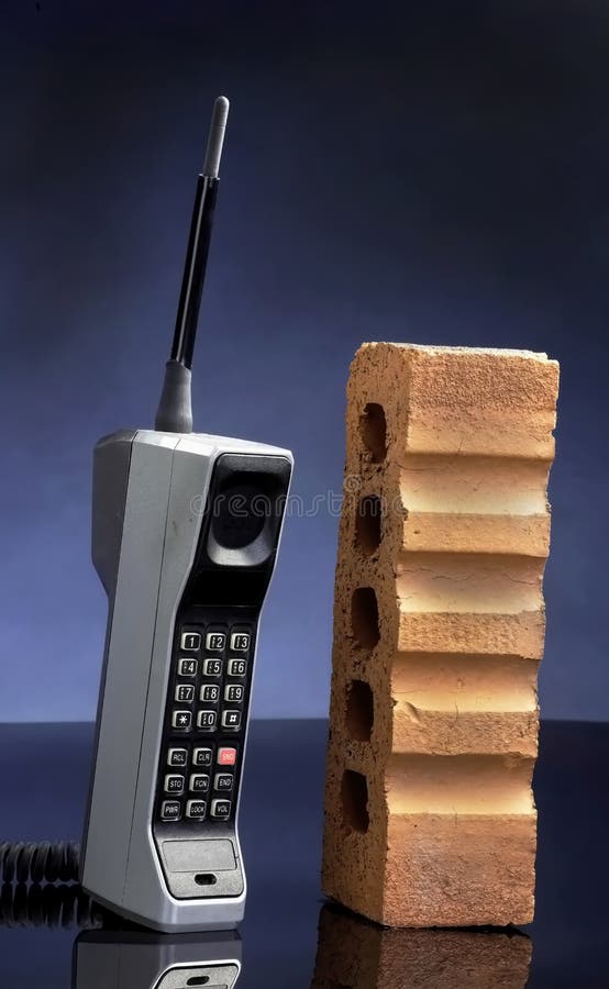 Cuando comíenza la telefonía en Panamá, entre sus modelos estaba el Star Tac de motorola, un costo elevado, casi lo que cuesta un iPhone 15 pro
Por suerte no usamos el ladrillo