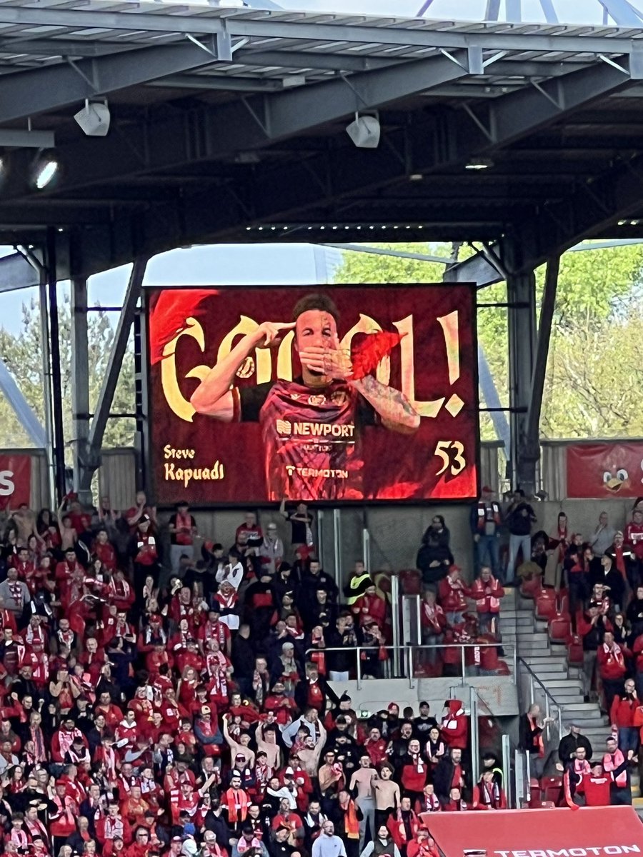 bayronhost's tweet photo. Widzew Łódź- Lechia Gdańsk #WIDLGD #Widzew #widzewlodz  @RTS_Widzew_Lodz  #ekstraklasa #ZawszeW12 #rtswidzewłódź #RazemTworzymySilę @_ekstraklasa_ #NaStadionie  #sercełodzi https://t.co/4agK9oGun5