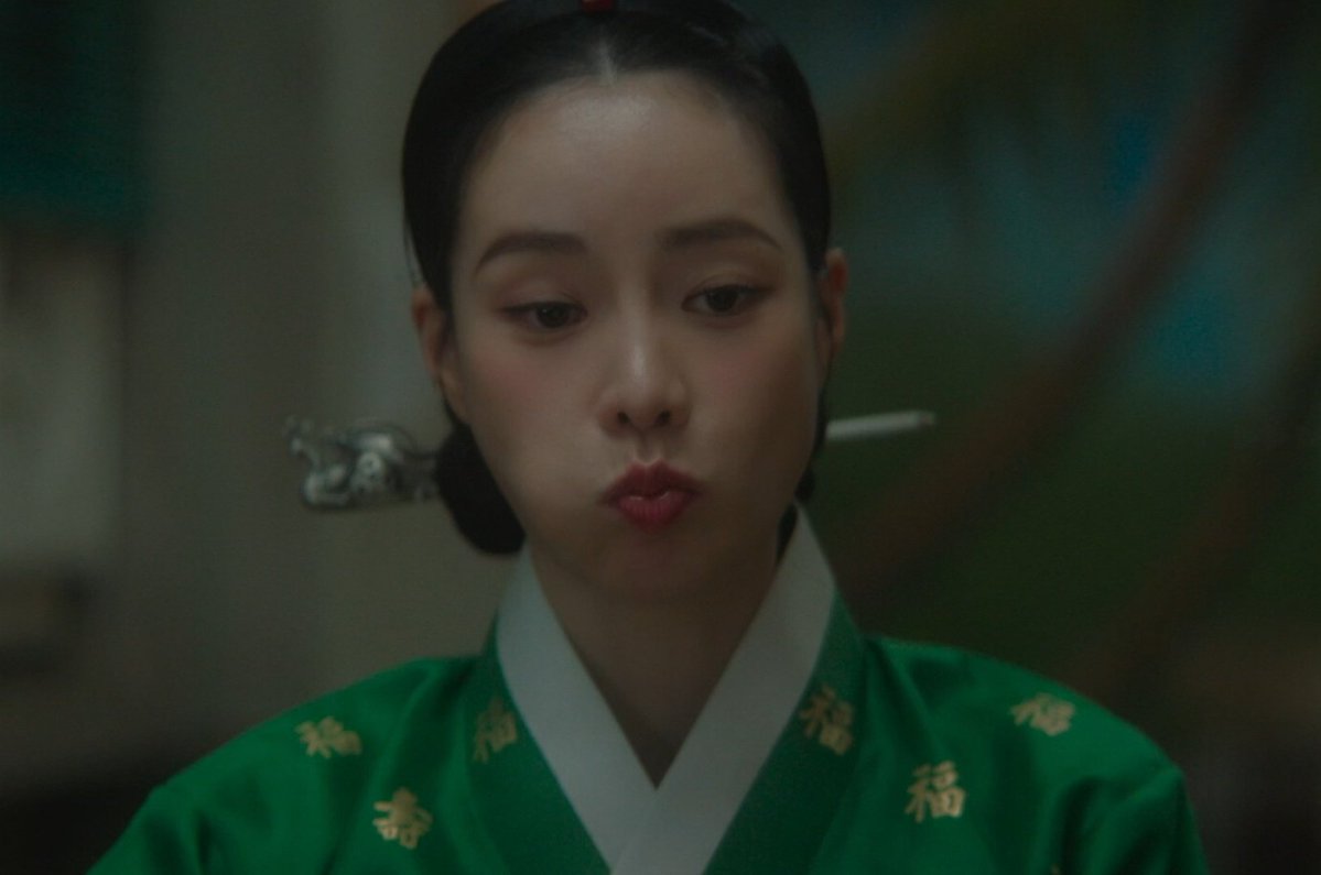 할머니 김해숙 배우인거 보고 
아... 백퍼 나중에 눈물각이겠다 느낌
이 분은 진짜 눈물버튼이셔....

희대의 악녀도 손녀 먹일라고 해 온 음식 내미는 할머니 앞에서는 복스럽게 먹는거...🥹