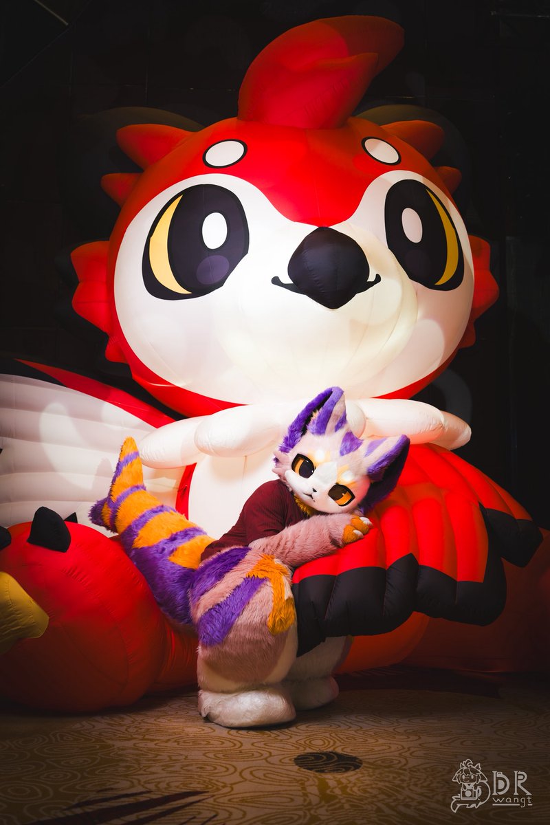 sumimaru710's tweet photo. 鸟妈妈把翅膀幻化作雨伞，给孩子遮风挡雨❤️

#furry #fursuit https://t.co/WuhWpLc1EL