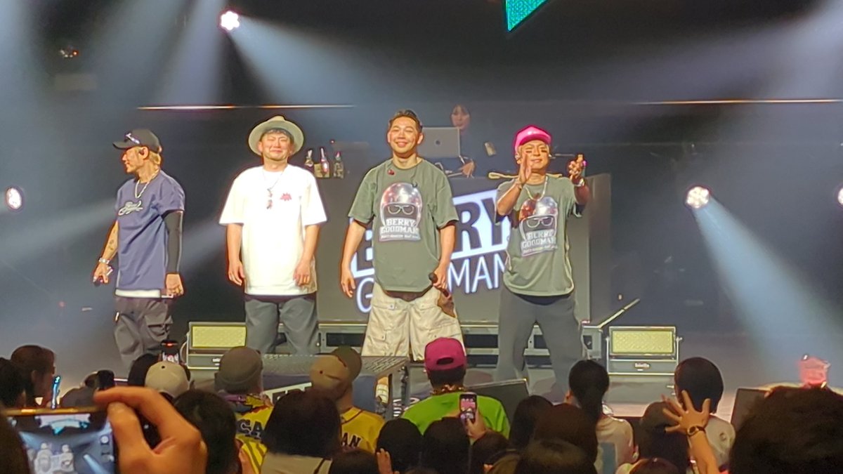 TaguchiManabu's tweet photo. エンディングの挨拶からのステージ裏にはけるまでを撮ったよ😄🤳✨️
MOCAが明日の母の日にあわせて面白おかしくしゃべりながら はけるのが
今日一番笑ったw🤣 
もう最高だった✨️👏😆
※セトリ知りたい人はお気軽にDMへどうぞ😉
#ベリーグッドマン　#ベリグ大阪公演
#MOCA #Rover #HiDEX https://t.co/bARpGkBmJt