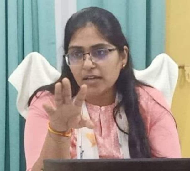shivaxind's tweet photo. आपने बॉलीवुड में ठुकरा के मेरा प्यार मेरा इंतकाम देखेगी फिल्म तो देखी होगी अब इसको रीयल लाइफ में देखने का वक्त आ गया है! आलोक मौर्य पत्नी ज्योति मौर्य की बेवफाई के बाद समीक्षा अधिकारी बनने गए लेकिन असफल हुए !

फिर राजनीति में आने के लिए केशव प्रसाद मौर्य से मुलाकात की लेकिन उन्होंने भी ज्योति मौर्या के दबाव के कारण उपमुख्यमंत्री ने मना कर दिया ! अब आलोक मौर्या ने निर्दलीय चुनाव लड़ने का फैसला किया है ! जीतने के लिए उन्होंने पुरुष आयोग गठन का नारा दिया है!

आज प्रयागराज में आलोक मौर्या ने पत्नी पीड़ित पतियों का युवा शक्ति दल बनाया जिसका राष्ट्रीय अध्यक्ष आलोक को बनाया गया ! इस दल ने रैली निकालकर अपना दमखम दिखाया ! आने वाले विधानसभा चुनाव में कई सीटों पर पत्नी पीड़ित पति मैदान में होंगे !