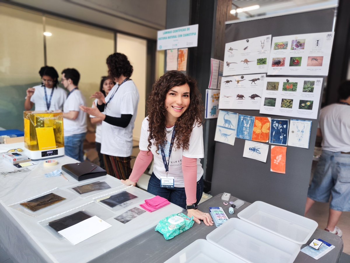 AliceGiner's tweet photo. #Expociència2026 Láminas de Historia Natural con cianotipia 🦕🌿🦟 https://t.co/sM7AlhVBEi