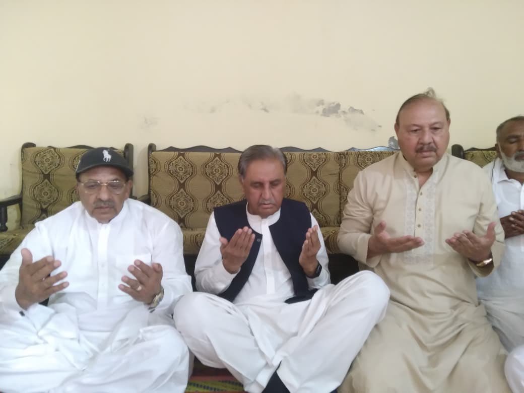 HafniMian's tweet photo. جہلم میں مشیر برائے صحت پنجاب اظہر محمود کیانی نے ڈومیلی کے علاقہ ڈھوک شیر میں شہید نائب صوبیدار محمد ندیم کے گھر جا کر اہل خانہ سے تعزیت اور فاتحہ خوانی کی۔
#Bunan_Um_Marsoos https://t.co/glich8BfSg