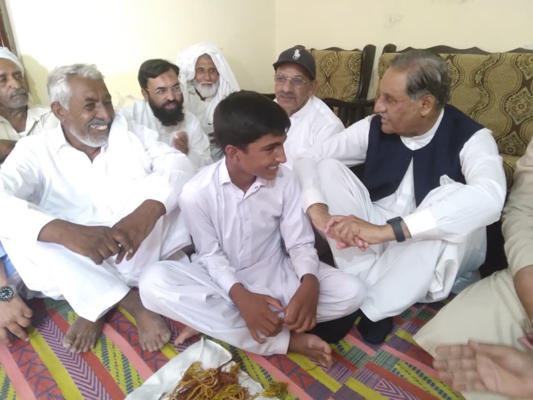 HafniMian's tweet photo. جہلم میں مشیر برائے صحت پنجاب اظہر محمود کیانی نے ڈومیلی کے علاقہ ڈھوک شیر میں شہید نائب صوبیدار محمد ندیم کے گھر جا کر اہل خانہ سے تعزیت اور فاتحہ خوانی کی۔
#Bunan_Um_Marsoos https://t.co/glich8BfSg