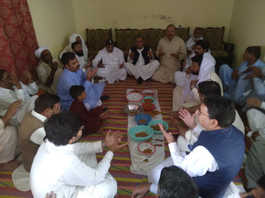 HafniMian's tweet photo. جہلم میں مشیر برائے صحت پنجاب اظہر محمود کیانی نے ڈومیلی کے علاقہ ڈھوک شیر میں شہید نائب صوبیدار محمد ندیم کے گھر جا کر اہل خانہ سے تعزیت اور فاتحہ خوانی کی۔
#Bunan_Um_Marsoos https://t.co/glich8BfSg