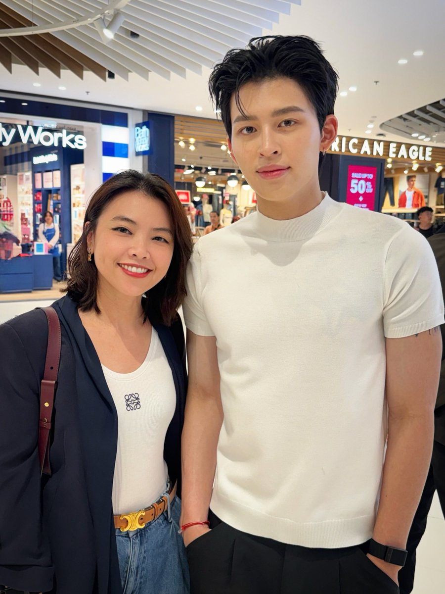 wamh1025ppp's tweet photo. เมื่อเราต้องทำงานกับคุณธีร์ เอ้ย น้องปอนด์ @ppnaravit 🤗😘🥰 ก็จะเขินๆหน่อย…มีสติหน่อยคุณเรเชล 😂😂
#TheMallLifeStore
#MPoint
#ppnaravit
cr: ig oh_rachel https://t.co/hrOKiZYkWH