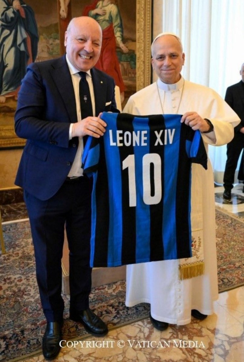 LucaCianca5's tweet photo. Cazzo!
#Complottisti di #Juve, #Milan e #Napoli!
Pure il Papa - @Pontifex_it - è dell'@Inter!
Che vergogna...
@FIGC, si revochi immediatamente lo #Scudetto nº 21 al #FCIM!
#SerieA #Papopoli https://t.co/a5qI6TjVFz