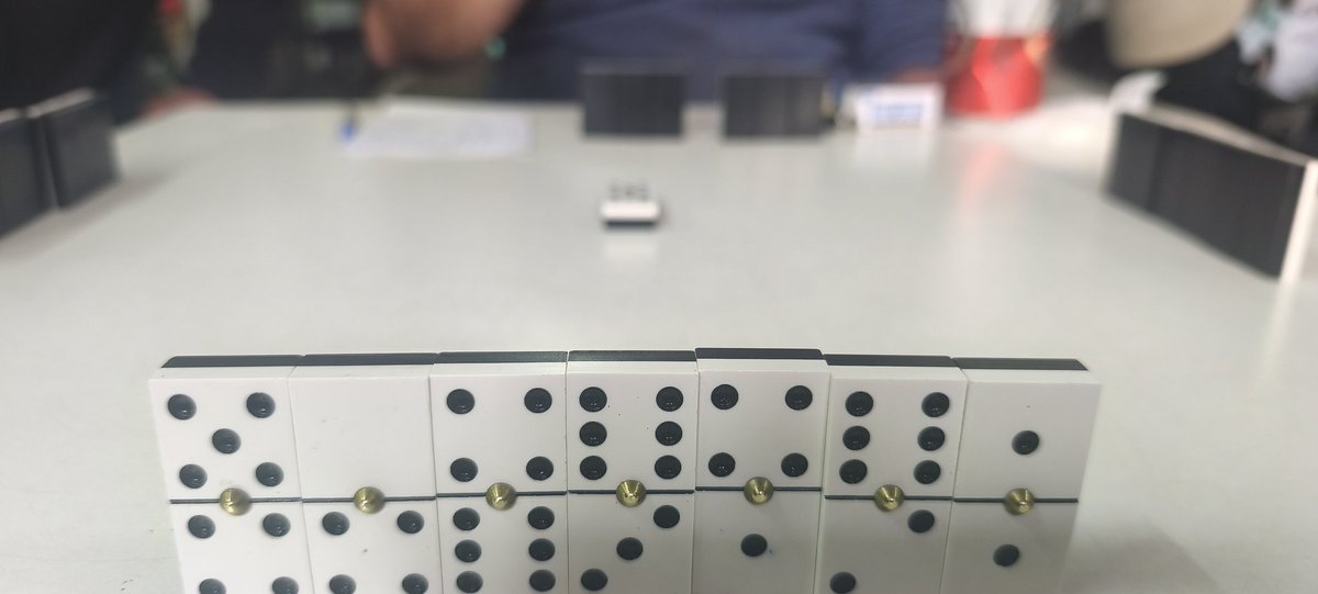 Xavisunsi's tweet photo. Dissabte i bon dia, hui hem acabat els esmorzars al bar i tenia comboi amb els amics del dominó, i ademes a taula parada, que això de tant en tant va molt bé, que fantasmes que sóm 😂😂😂, molt bona paella de Ricardo i bones tomates i encurtits de Vicent #Amics #Pobles ❤️❤️❤️ https://t.co/UpLZHRpa58