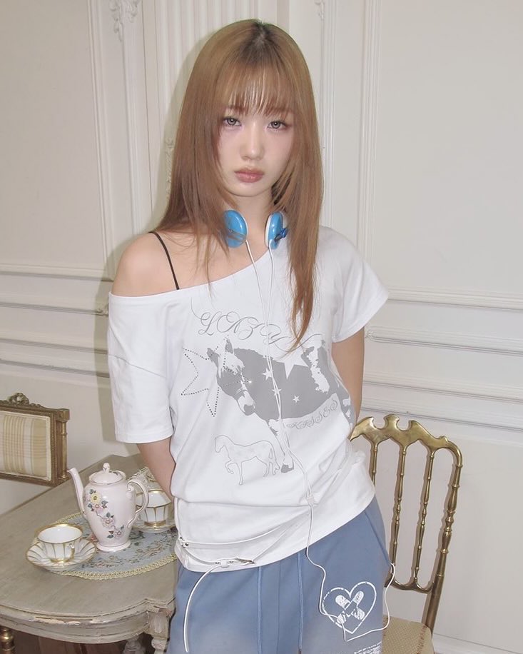 prevnseoul's tweet photo. ꒰ Pre ꒱ Luvistrue ⊹*⟡ 👱🏻‍♀️🩵🎠 ✩  ༘⋆｡

SY one-shoulder horse tee 
★ ลด 35% เหลือ 1150.- ส่งฟรี (มัดจำ 550.-) 

🛩️ ส่งกลับแอร์ ♡ รับพรีจนกว่าคูปองจะหมดค่ะ
#luvistrue #เสื้อluvistrue #พรีออเดอร์เกาหลี https://t.co/6kTmwQs9rN