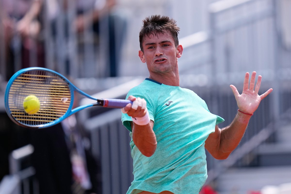 sebatorok's tweet photo. Sonríe Mariano #Navone en #Roma tras un dramático final. El #ARG logra el triunfo más destacado de su carrera, ante el #5 del @atptour, Auger-Aliassime (terminó con el cuádriceps acalambrado), 7-6 (4) y 7-6 (5), en 2h53m, para avanzar por 1a vez a la R3 de un Masters 1000.
#ap https://t.co/kUbmlowJrT