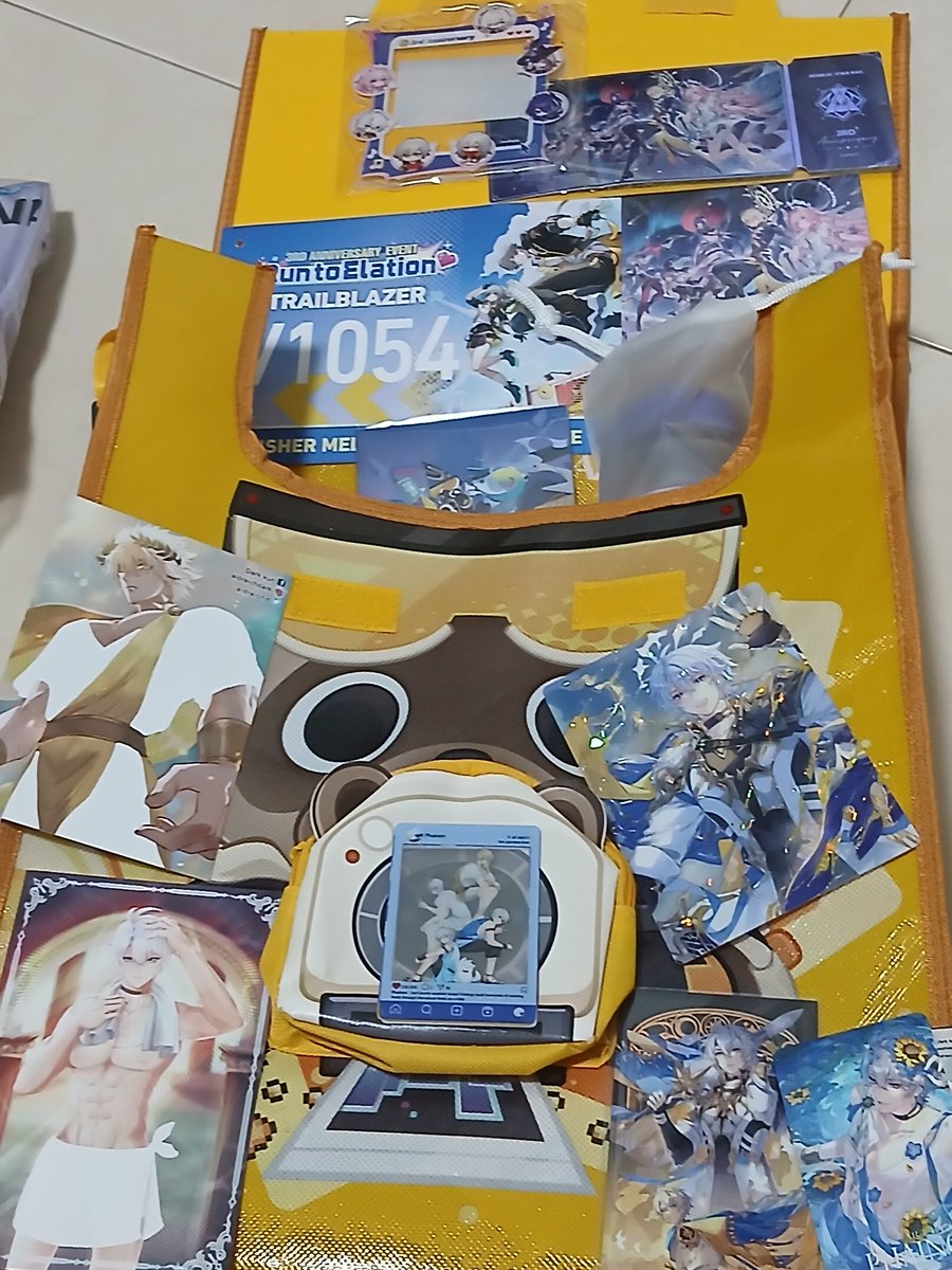 BenFreeedom's tweet photo. Lots of #HonkaiStarRail merchandise at #doujinmarket  where #phainon would be seen at nearby every corner of the booth. https://t.co/mkgA0EICGn